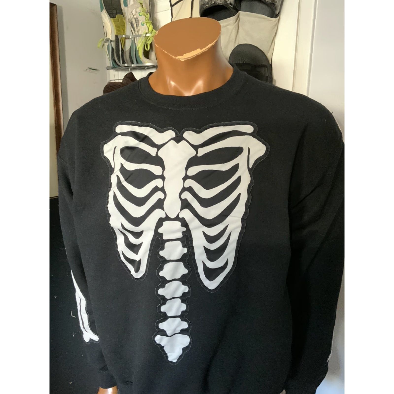 Gildan VINTAGE Gildan Cut & Sew Bones Appliqué Fleece Black Reworked Crewneck Sweatshirt L Mens Size US L / EU 52-54 / 3 - 7 Thumbnail