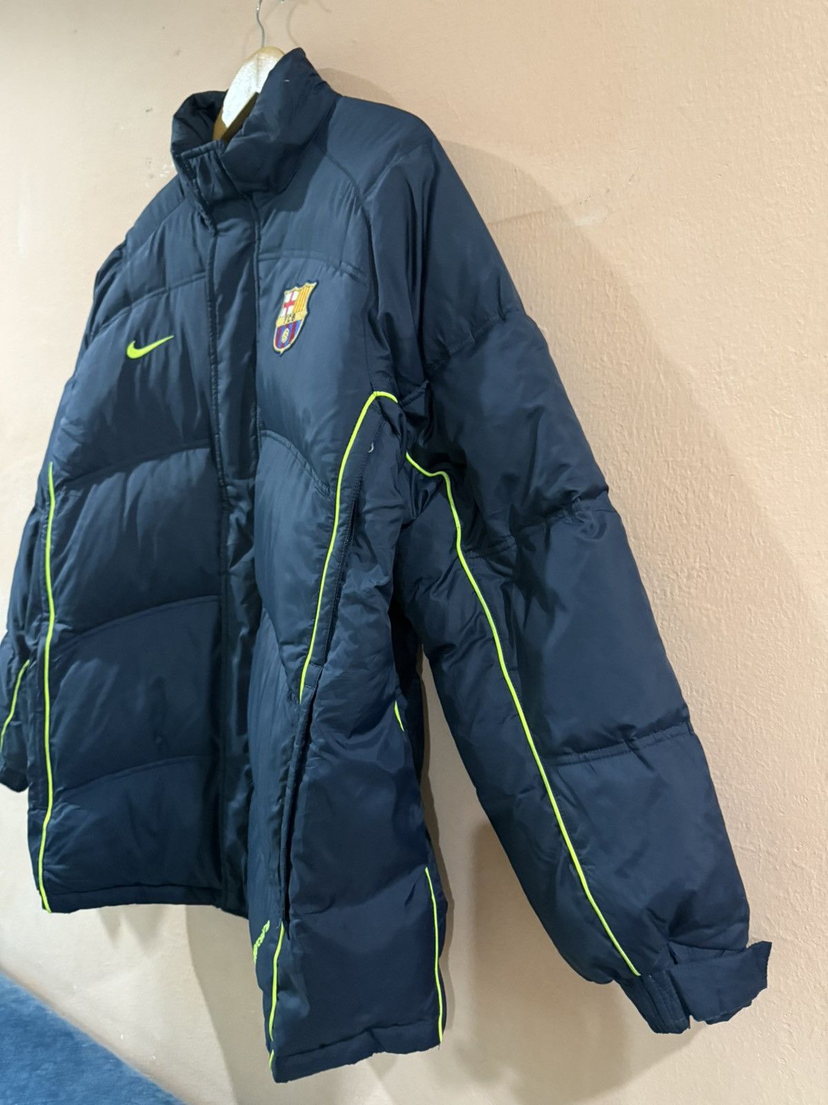 Nike Vtg Nike FC Barcelona Official Puffer Down Jacket Size US M / EU 48-50 / 2 - 5 Thumbnail