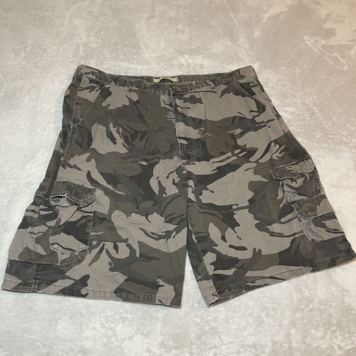 Wrangler Vintage Wrangler Jeans Co Cargo Shorts Men 42 Green Camo Y2K Size US 42 / EU 58 - 1 Thumbnail