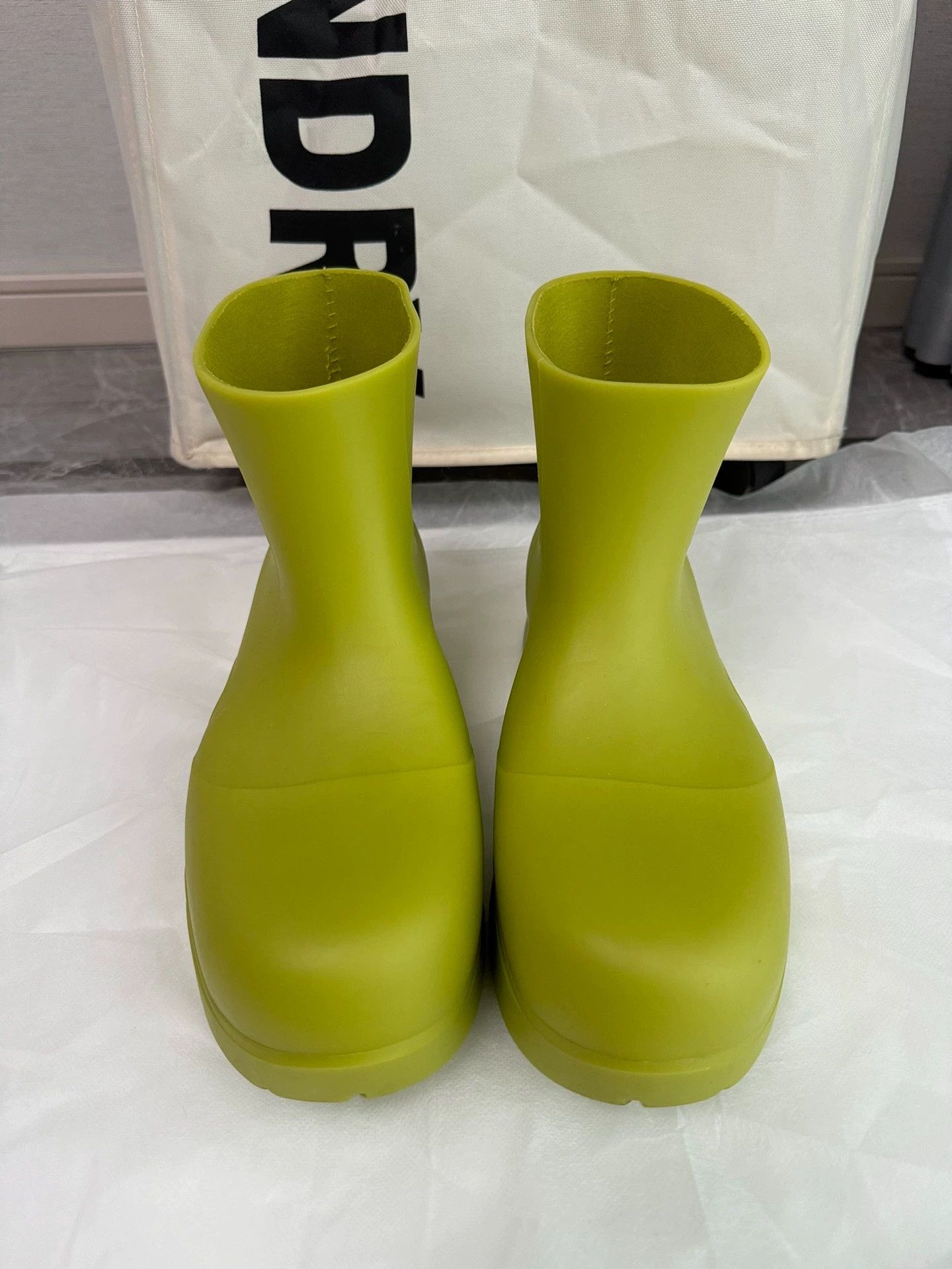 Bottega Veneta BV Puddle rain boots kiwi 40 unisex Size US 7 / EU 40 - 2 Thumbnail