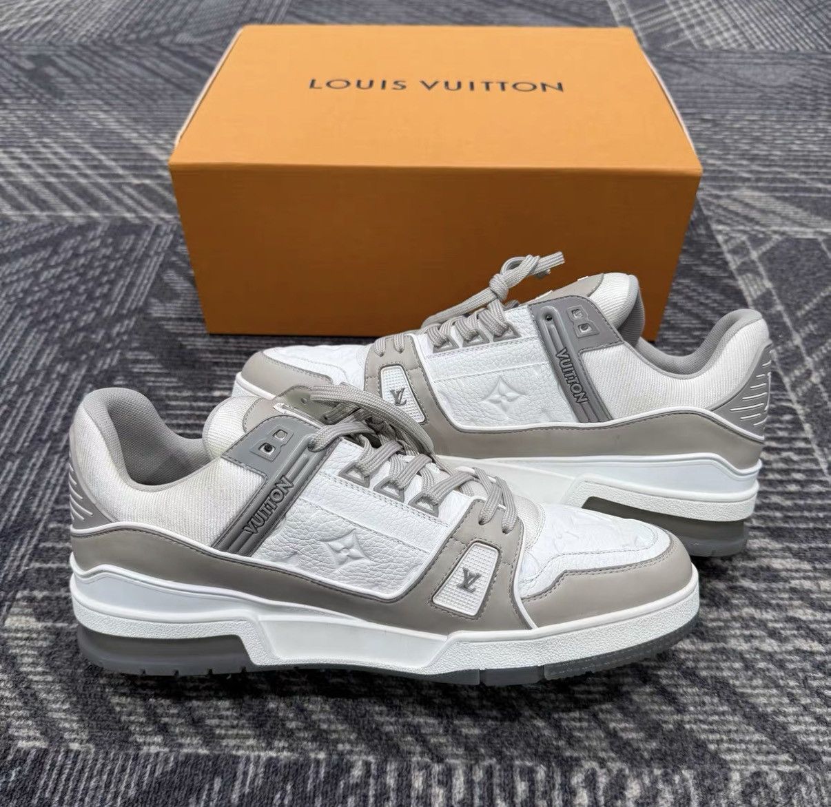 Louis Vuitton Louis Vuitton Trainer Embossed Grey Cement Sneakers J42 Size US 10 / EU 43 - 5 Thumbnail