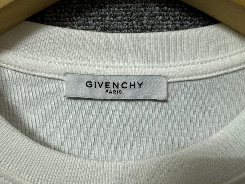 Givenchy Givenchy Classic Big G Spray Paint Pattern White Short Sle Size US L / EU 52-54 / 3 - 3 Thumbnail