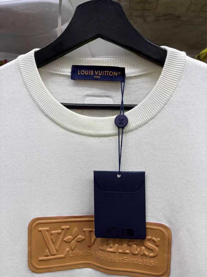 Louis Vuitton Louis Vuitton 25 white leather embossed short sleeves Size US L / EU 52-54 / 3 - 3 Thumbnail