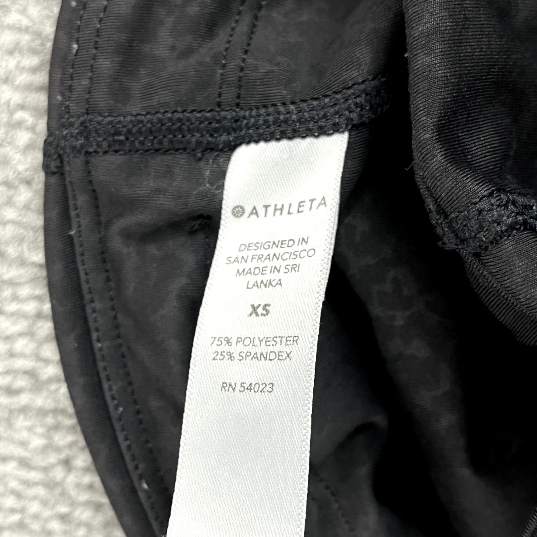 Athleta ATHLETA Womens XS Ultimate Stash Embossed 7/8 Length Capri Tight Black Yoga Gym Size 26" / US 2 / IT 38 - 3 Thumbnail