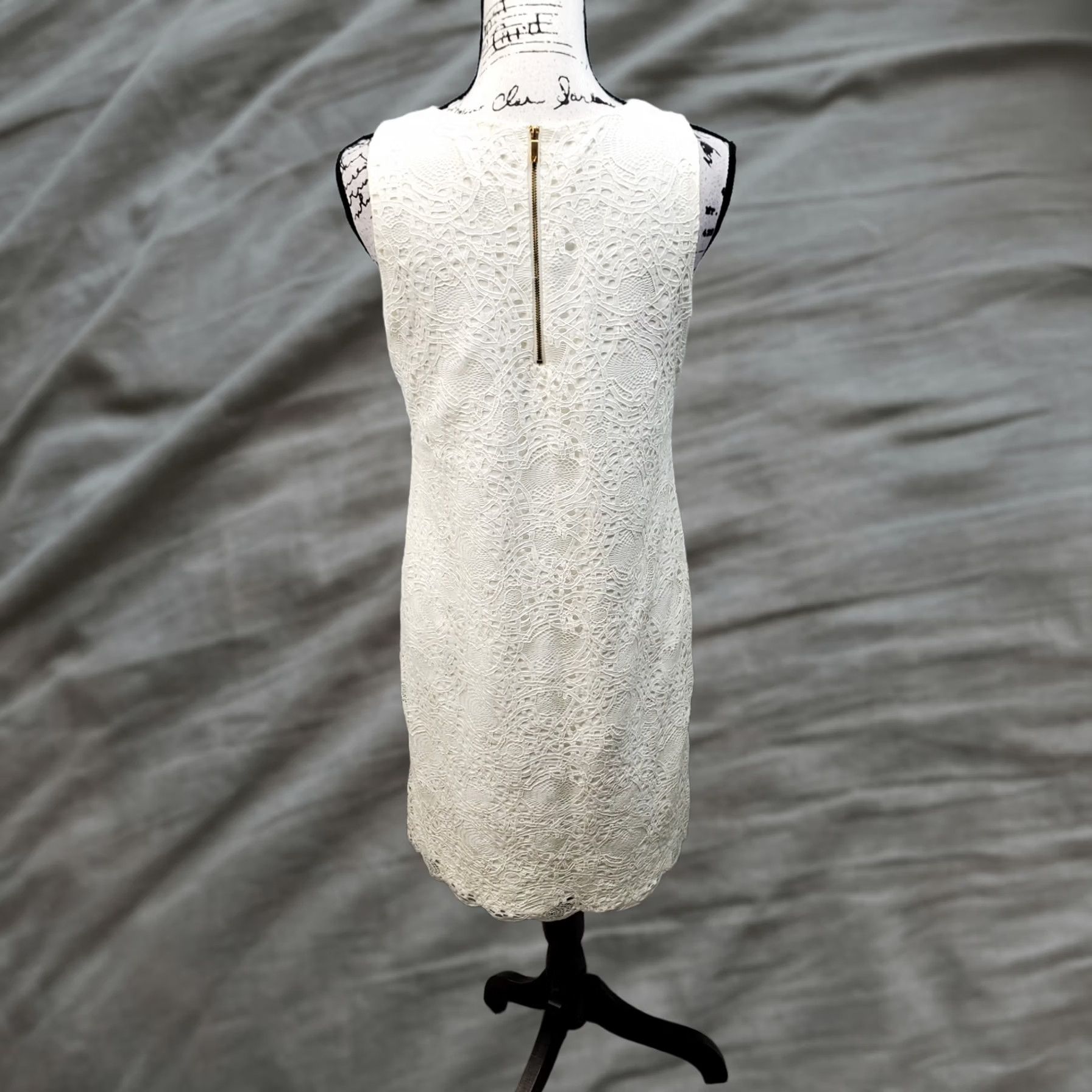 Vince Camuto Vince Camuto White Shift Dress Womens 8 Sleeveless Back Zip Knee Length Formal Party Cocktail Dress Size M / US 6-8 / IT 42-44 - 1 Thumbnail