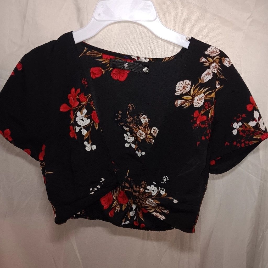 Missguided Missguided, cropped top, black/floral, womens 2,nwot Size XS / US 0-2 / IT 36-38 - 1 Thumbnail