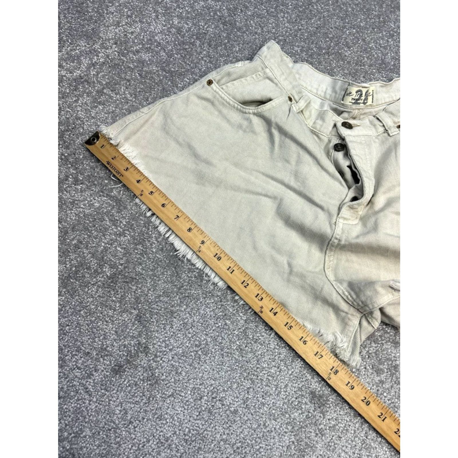 Free People VINTAGE Free People We The Free Shorts Women 28 Beige Cut Off Denim High Rise Fringe Hem Size 28" / US 6 / IT 42 - 4 Thumbnail