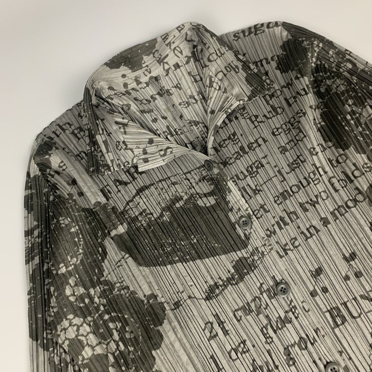 Pleats Please Issey Miyake Rare Issey Miyake Pleats Please “English Menu” Pleated Shirt Size US M / EU 48-50 / 2 - 3 Thumbnail