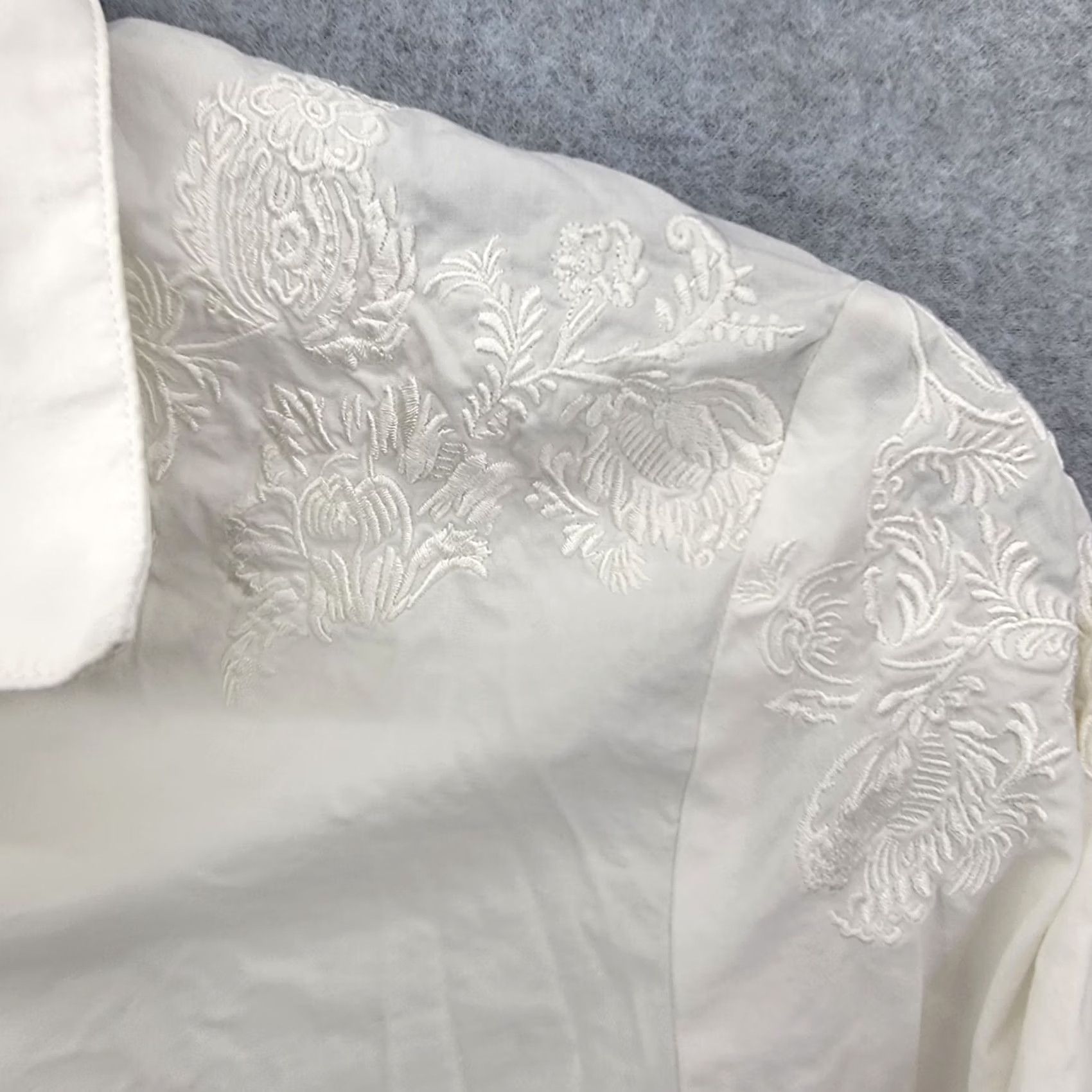 Robert Graham Robert Graham Shirt Womens Medium Button Front White Floral Long Sleeve Size M / US 6-8 / IT 42-44 - 3 Thumbnail