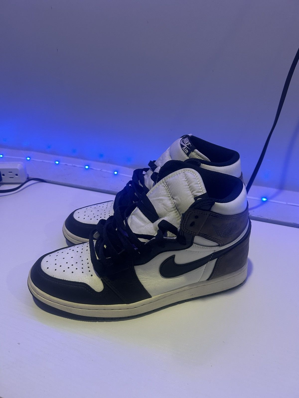 Jordan Brand × Nike Jordan 1 "Mocha" Size US 9 / EU 42 - 2 Thumbnail