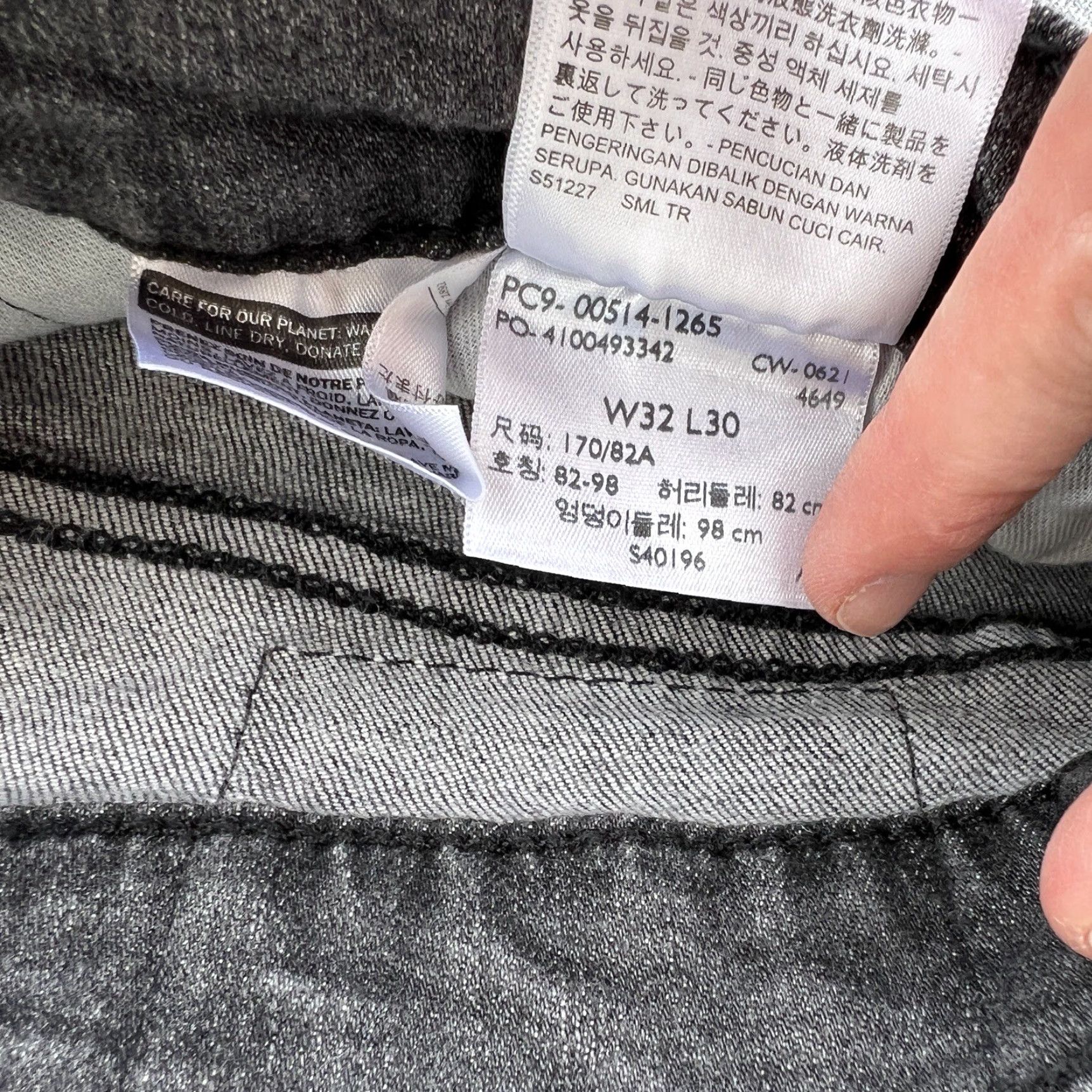 Levi's VINTAGE Levi's 514 Jeans Men's Size 32x30 Black Distressed Slim Straight Leg Denim Size US 32 / EU 48 - 7 Thumbnail