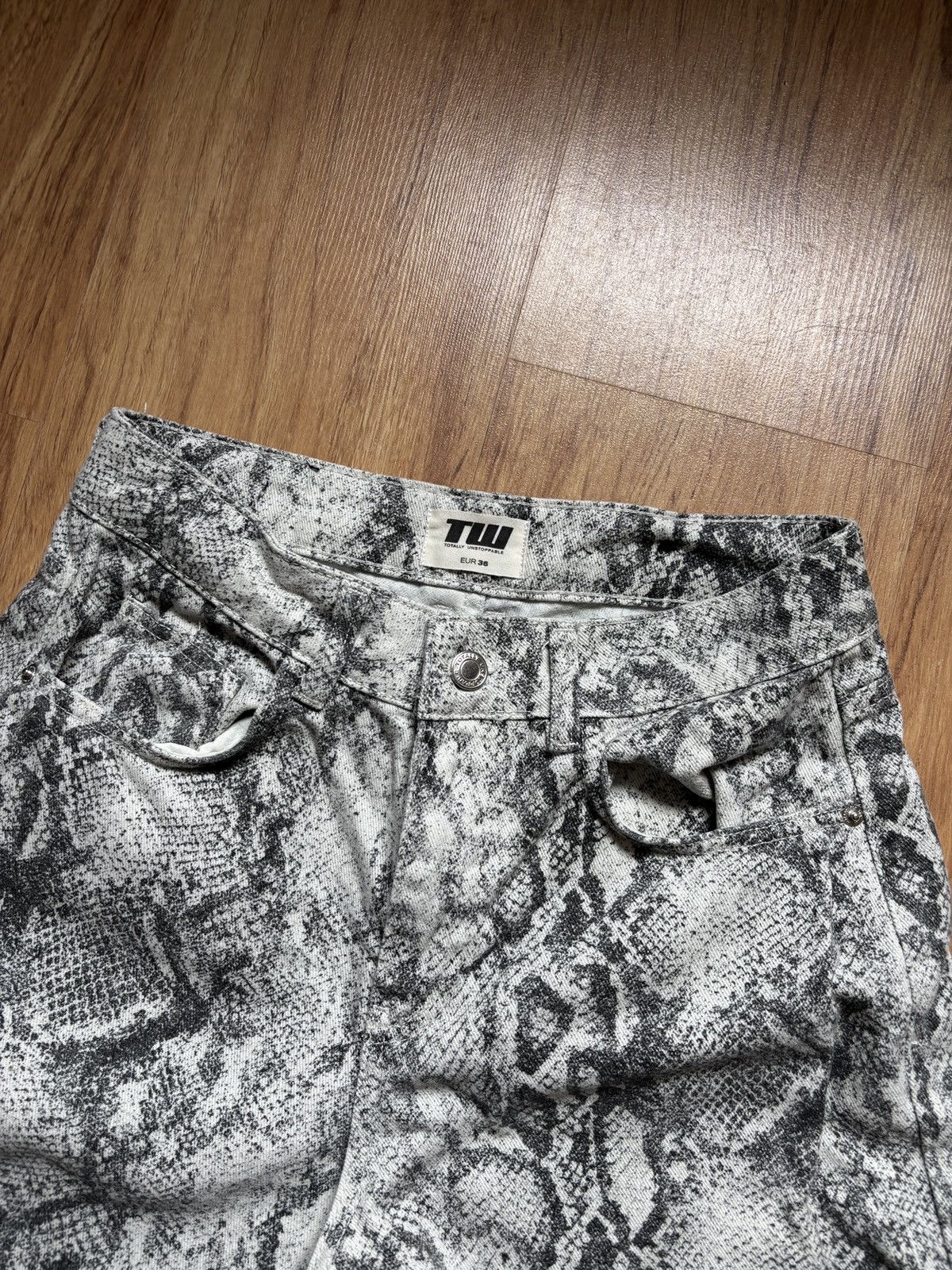TW Steel Jeans in a crocodile-skin print Size 36" / US 14 / IT 50 - 4 Thumbnail
