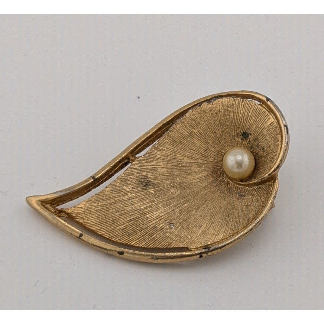 Other Vintage Gold Tone Textured Leaf Brooch With Faux Pearl Accen Size ONE SIZE - 5 Thumbnail