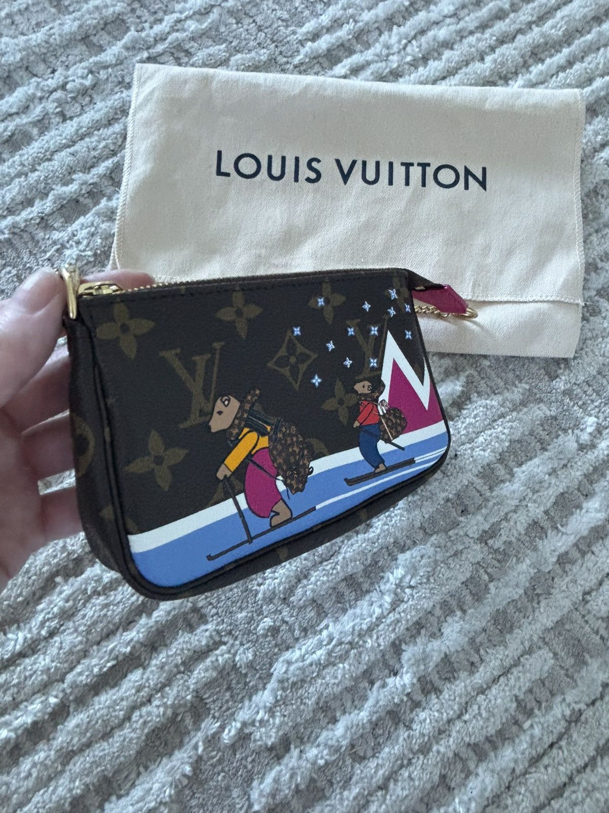 Louis Vuitton Louis Vuitton Skiing Bears Vivienne Bag Size ONE SIZE - 4 Thumbnail