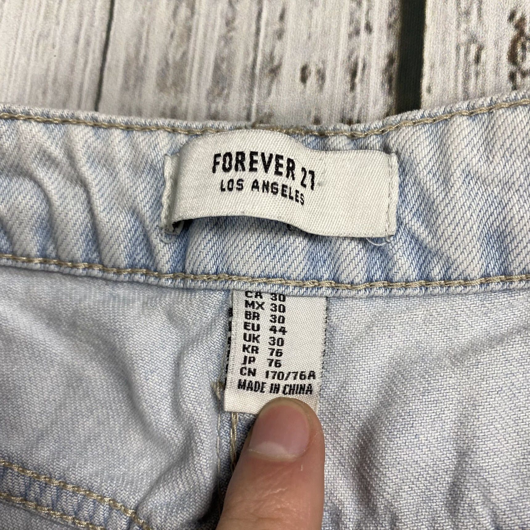 Forever 21 FOREVER 21 Light Wash Slim Tapered Jeans Womens Size 32 Blue Denim Classic Size 24" / US 00 / IT 34 - 3 Thumbnail