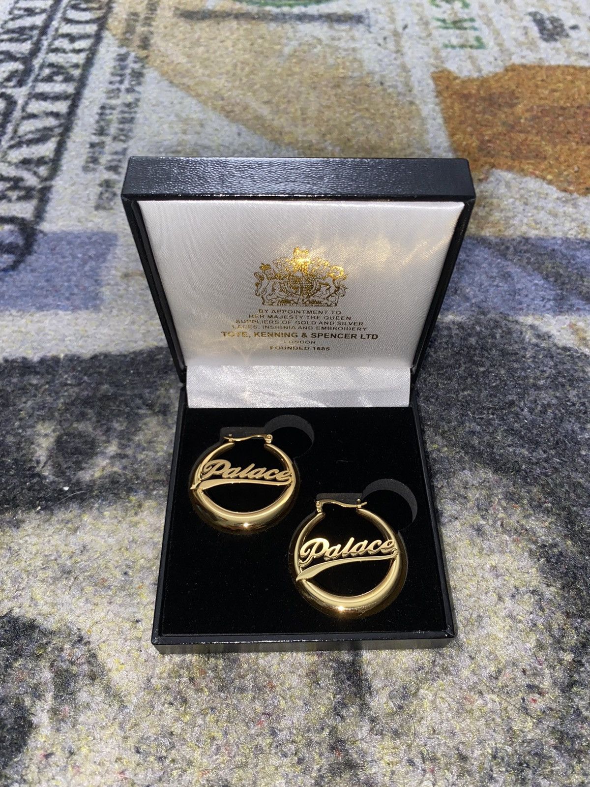 Palace Palace Script Hoop Earrings Gold Plated Size ONE SIZE - 4 Thumbnail