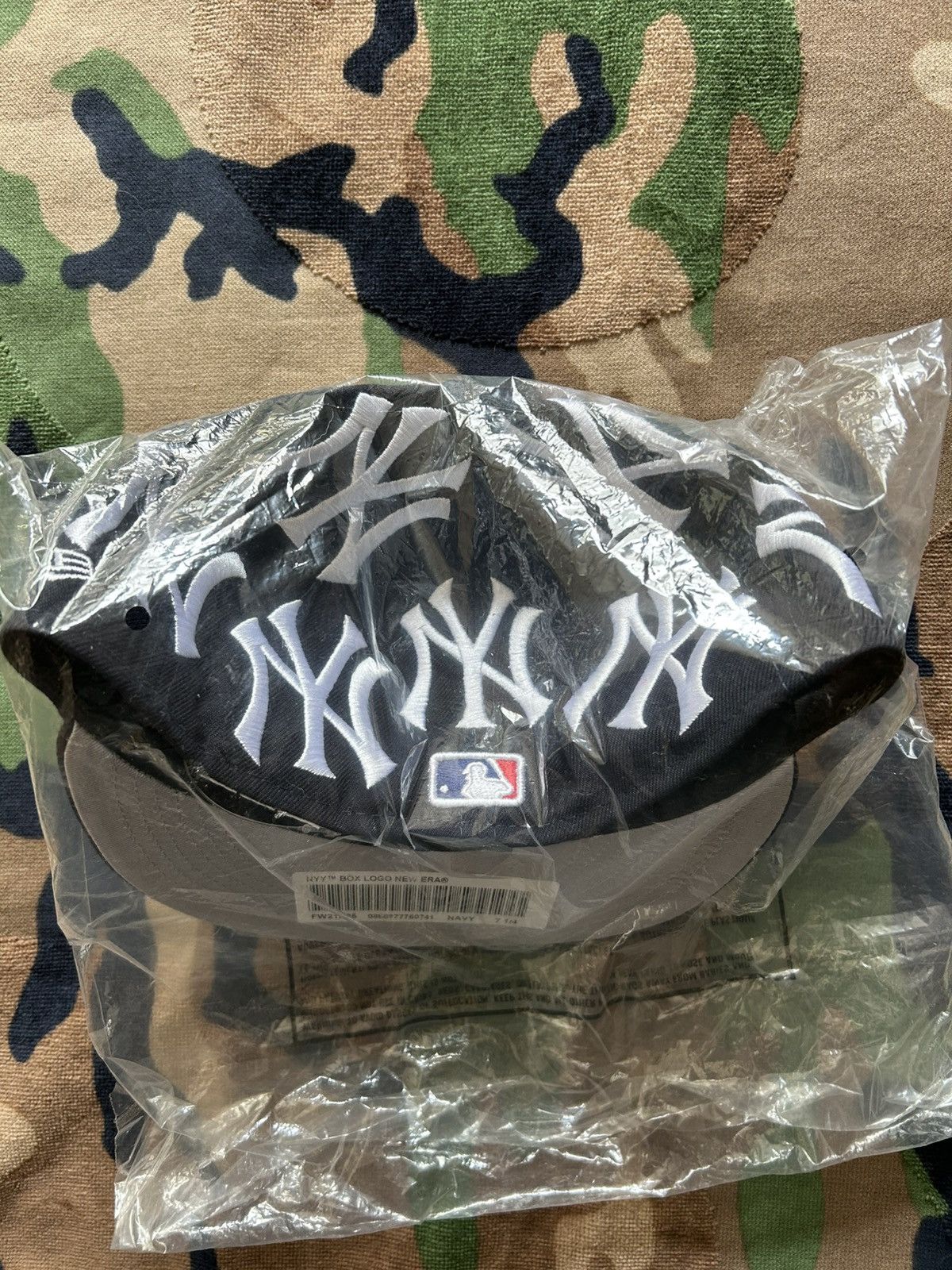 New Era × New York Yankees × Supreme Supreme New York Yankees Box Logo New Era Navy 7 1/4 FW21 Size ONE SIZE - 5 Thumbnail