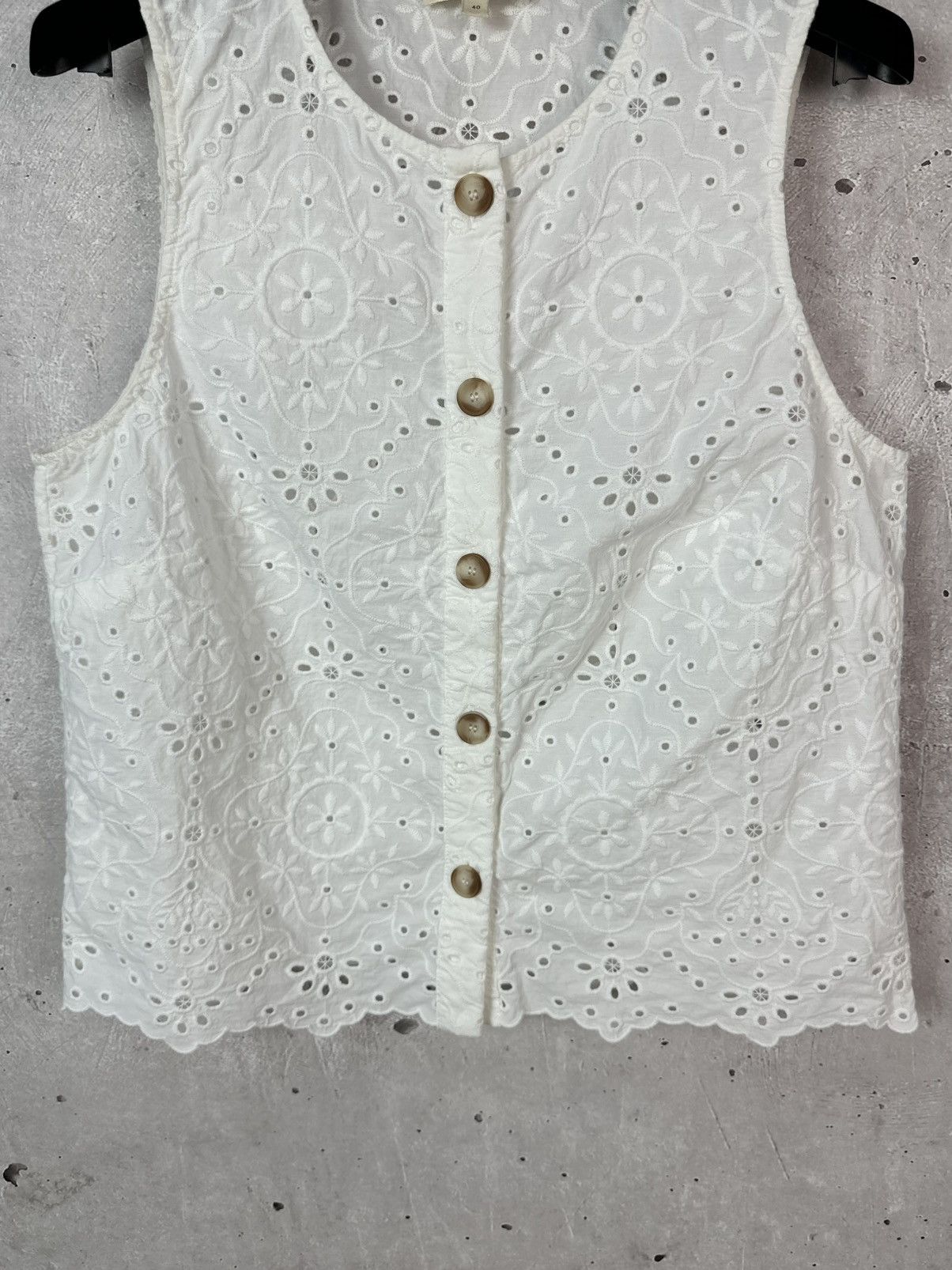 Sezane Sezane White Embroidered Florals Buttons Sleeveles Blouse Size S / US 4 / IT 40 - 3 Thumbnail
