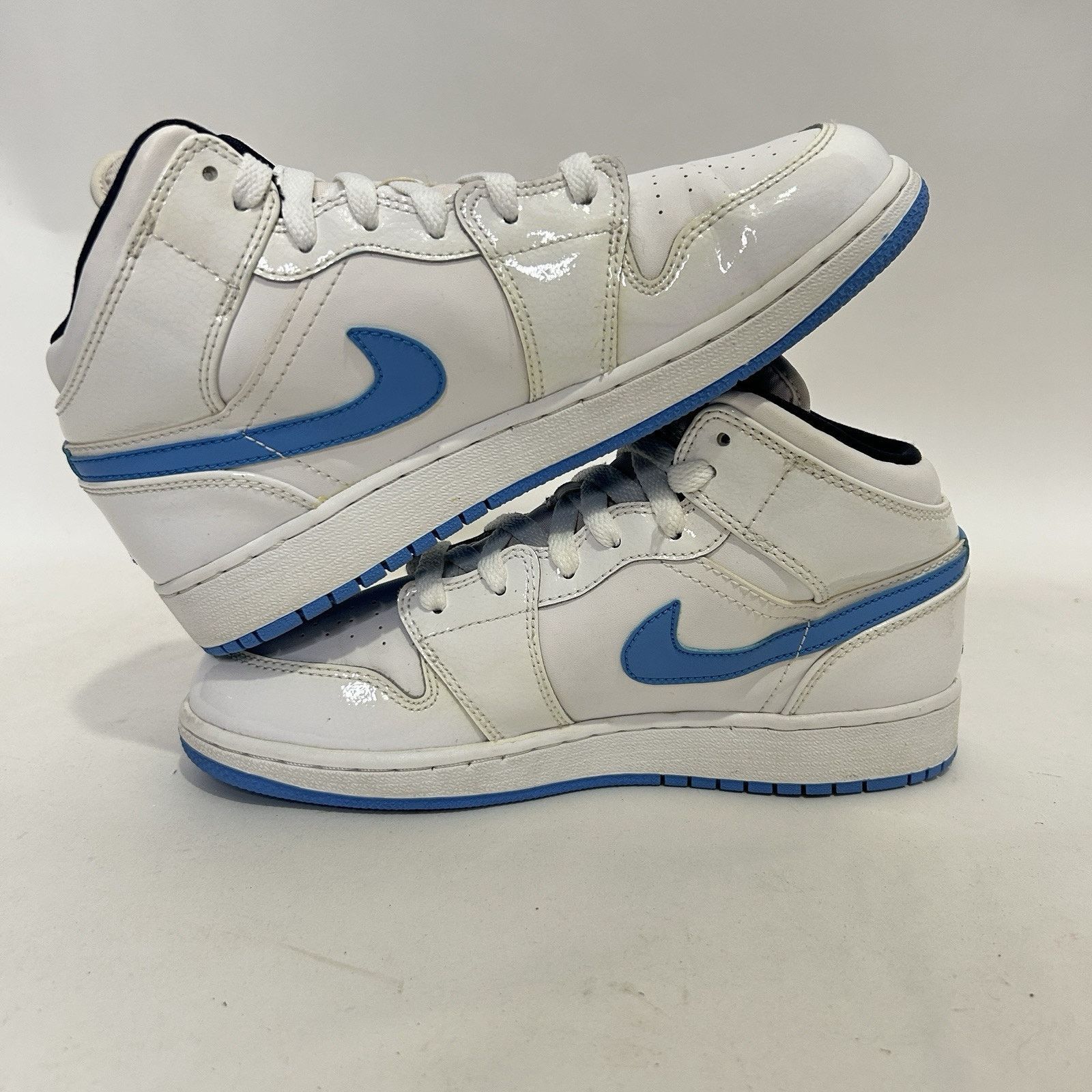 Nike Nike Air Jordan 1 Retro Mid GS “Legend Blue/UNC” Size US 7 / IT 37 - 2 Thumbnail