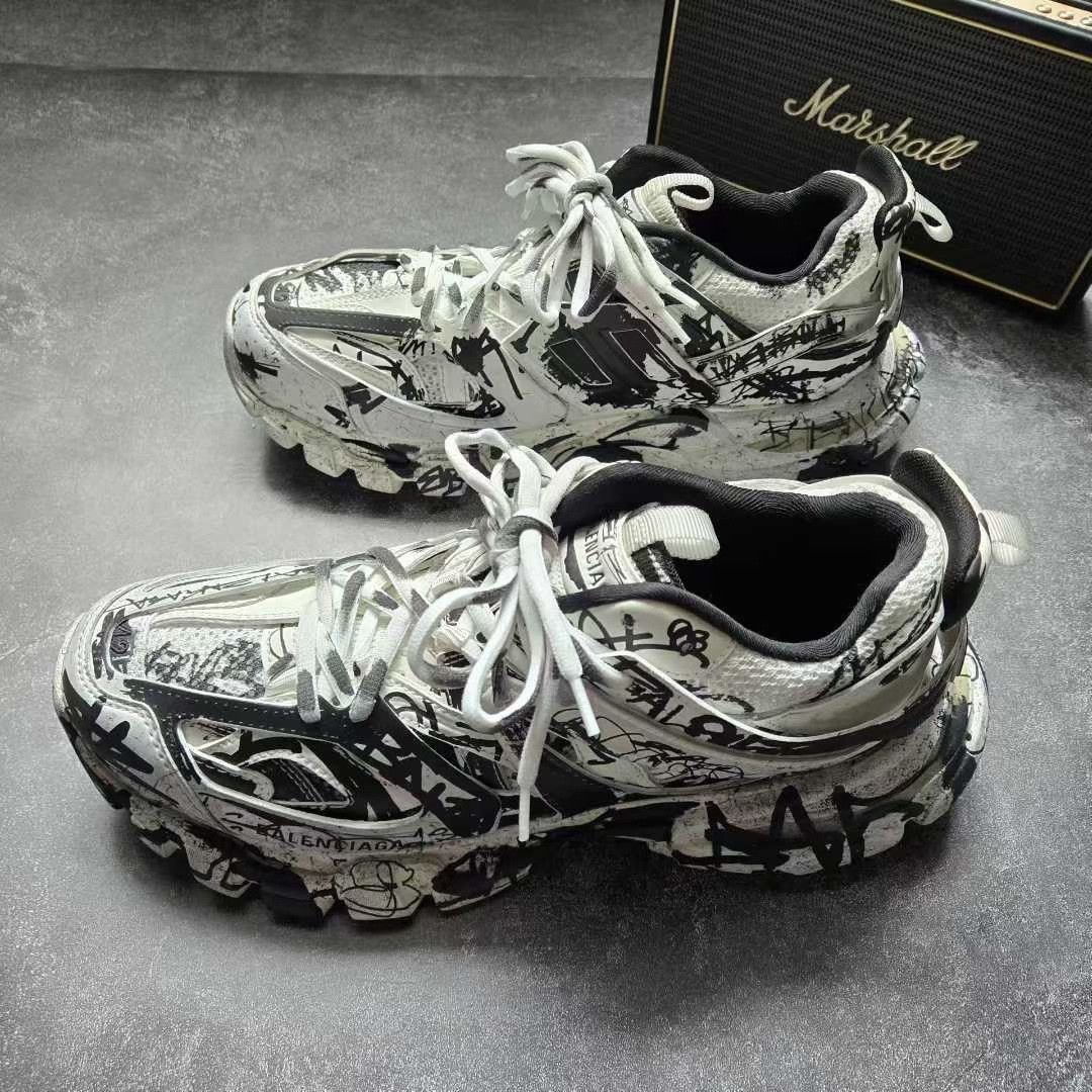 Balenciaga Balenciaga Graphic Black Lowtop Sneakers 42 Men Size US 9 / EU 42 - 1 Thumbnail