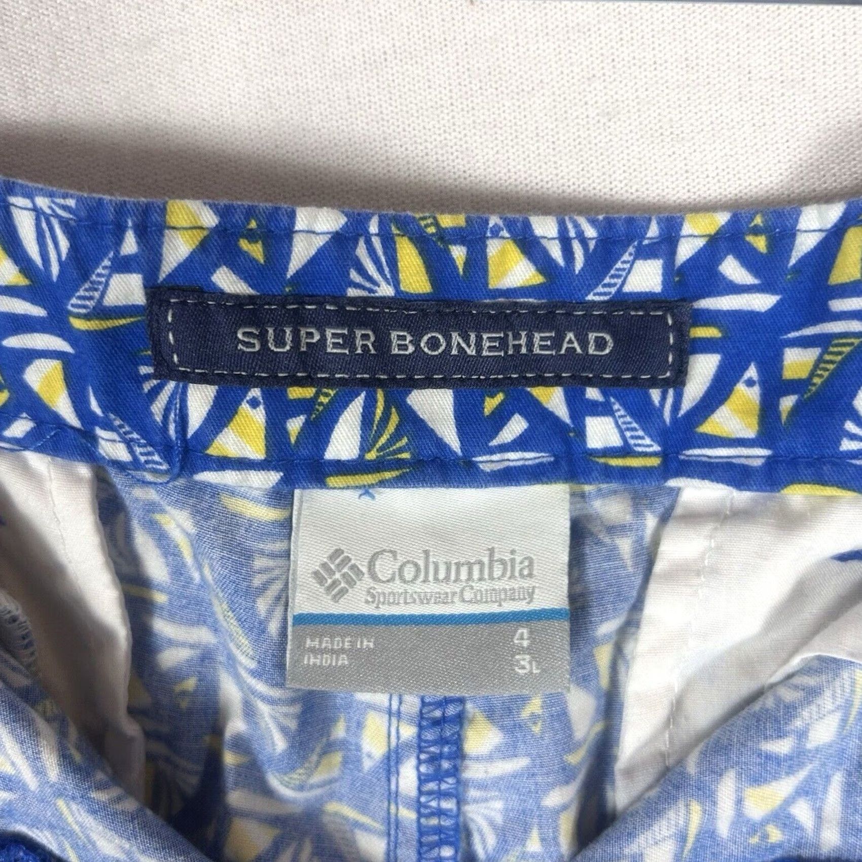 Vintage Columbia Bermuda Shorts Womens 4 Blue Abstract 3" Casual Hiking Pants with Pockets Size 27" / US 4 / IT 40 - 3 Thumbnail