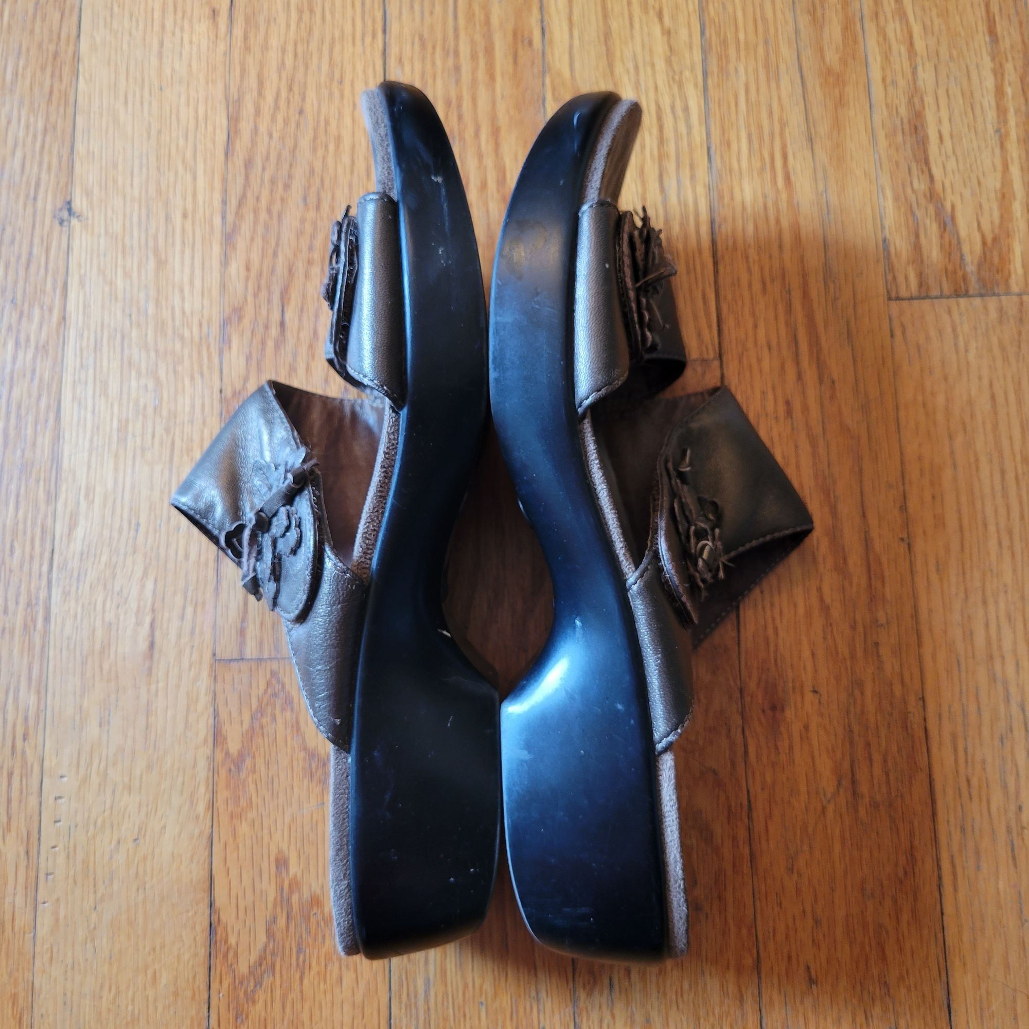 Dansko Dansko Bronze Brown Leather Floral Sandals 39 DONNA 8.5 9 Size US 9 / IT 39 - 5 Thumbnail