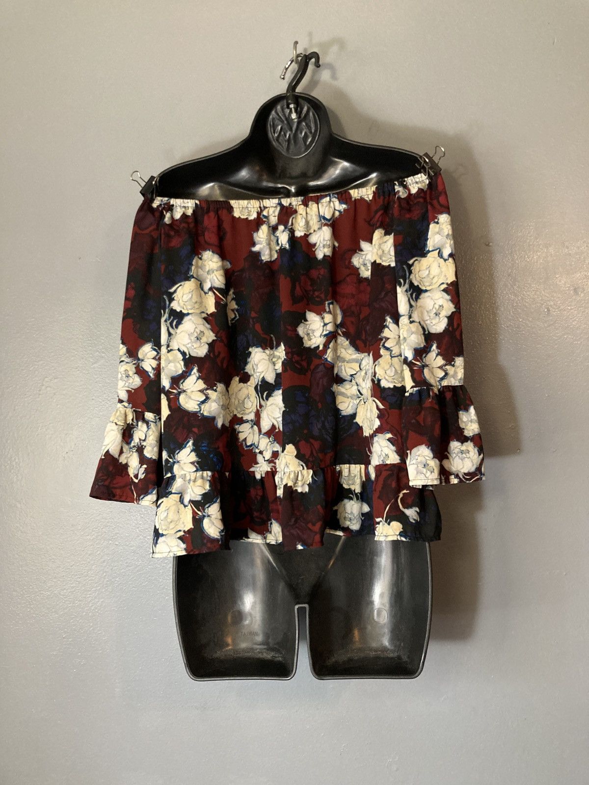 Other Eight Sixty red floral off shoulder bell sleeve blouse Size S / US 4 / IT 40 - 5 Thumbnail