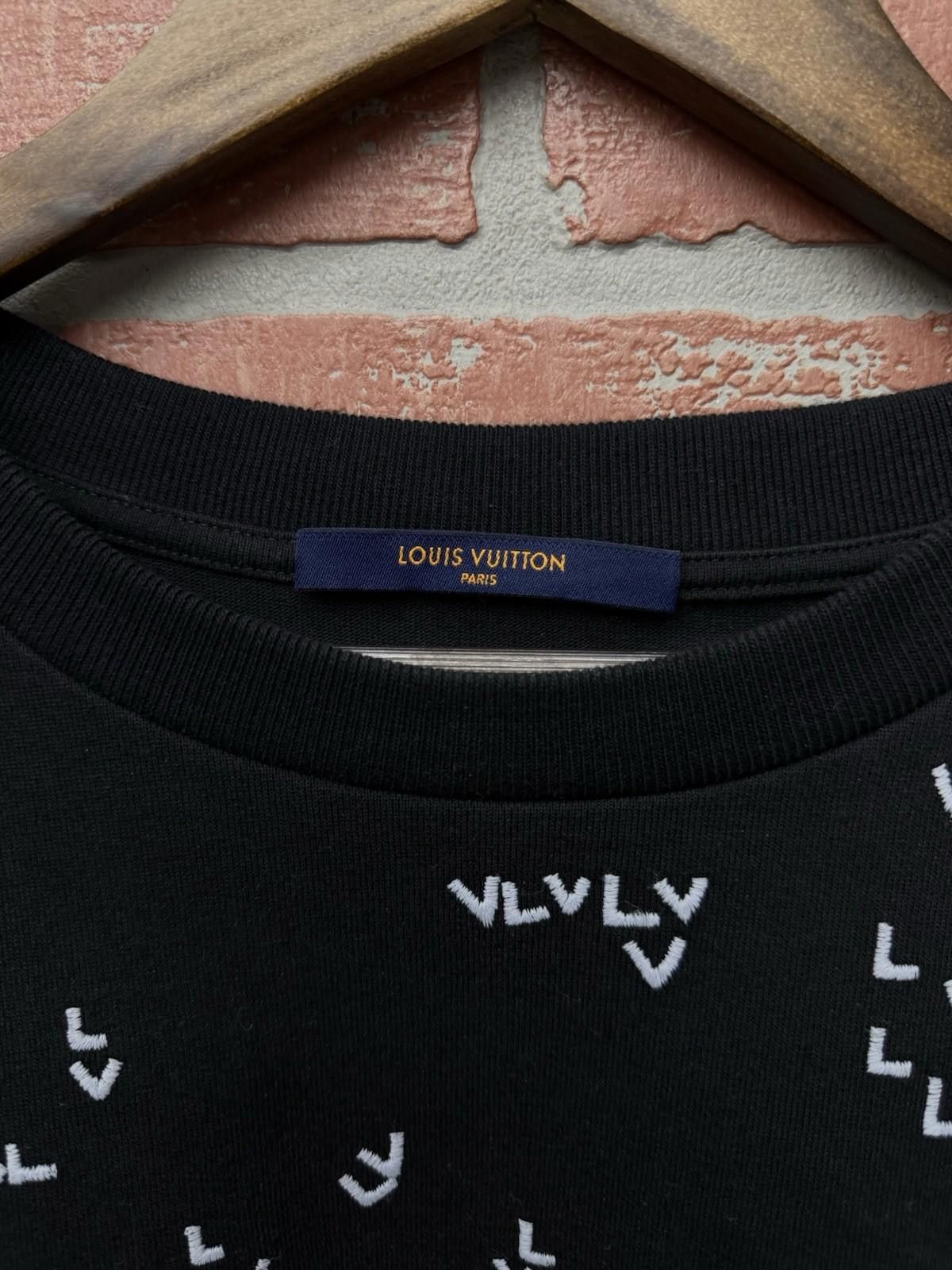 Louis Vuitton LOUIS VUITTON T-Shirt LV Tee Cotton Black Men’s Size XL Rare Size US L / EU 52-54 / 3 - 8 Thumbnail