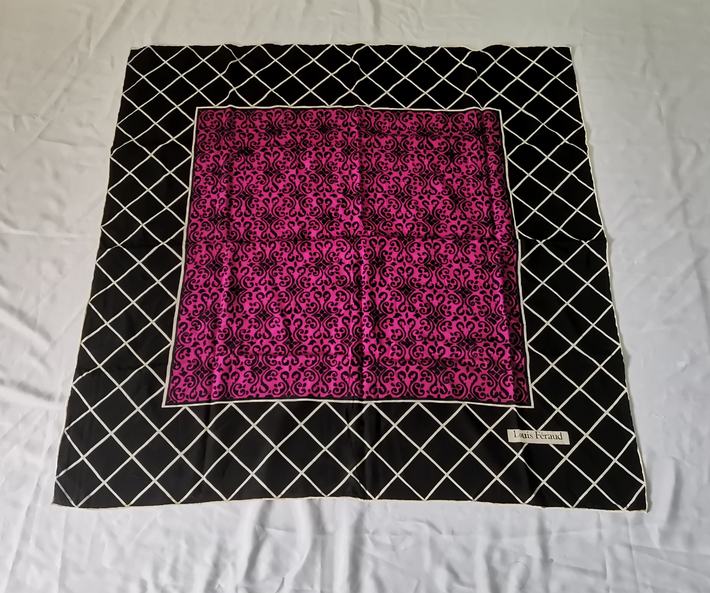 Louis Feraud Rare Louis Feraud scarves nice design Size ONE SIZE - 1 Thumbnail