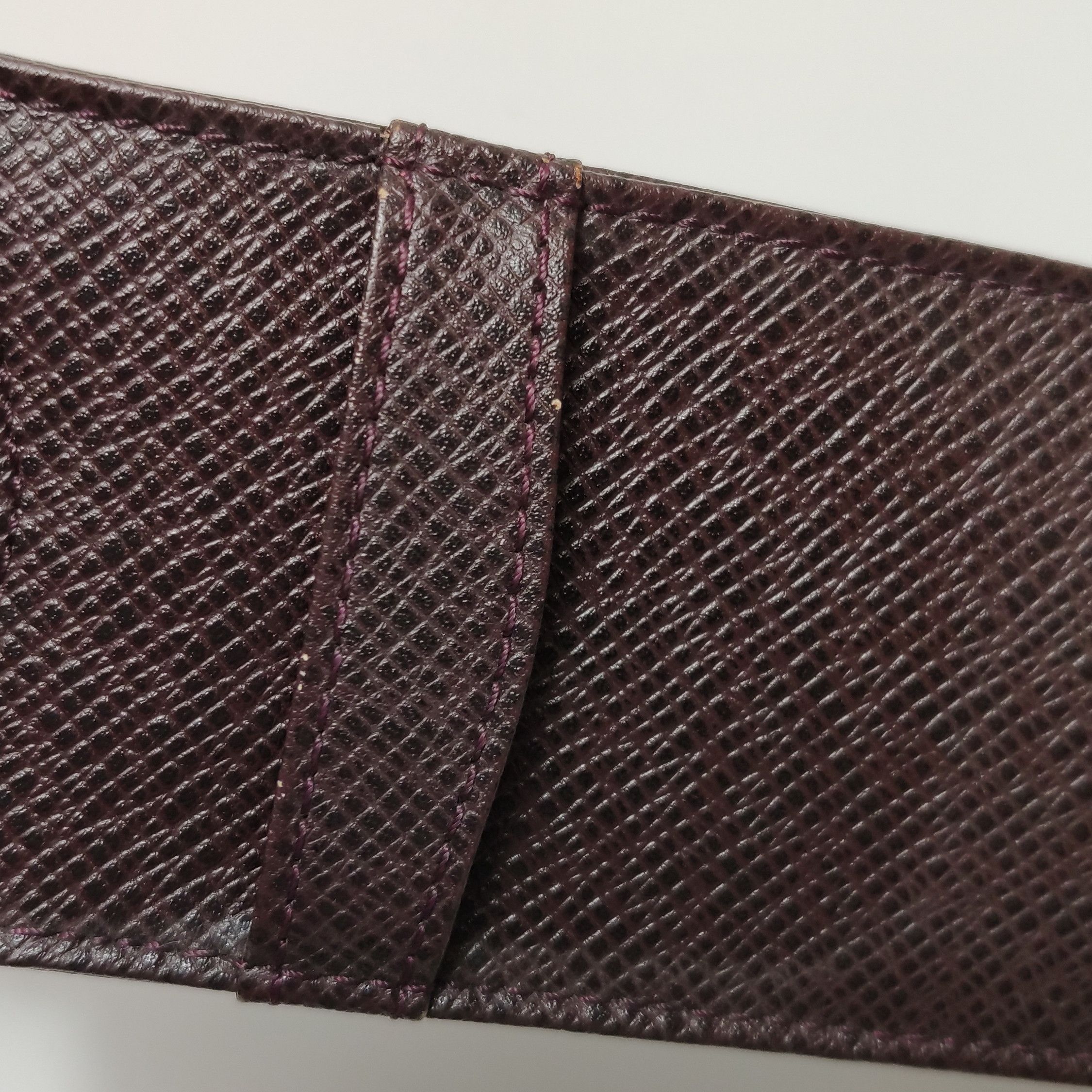 Louis Vuitton Louis Vuitton (LV) cowhide solid color letter logo embossed Size ONE SIZE - 5 Thumbnail