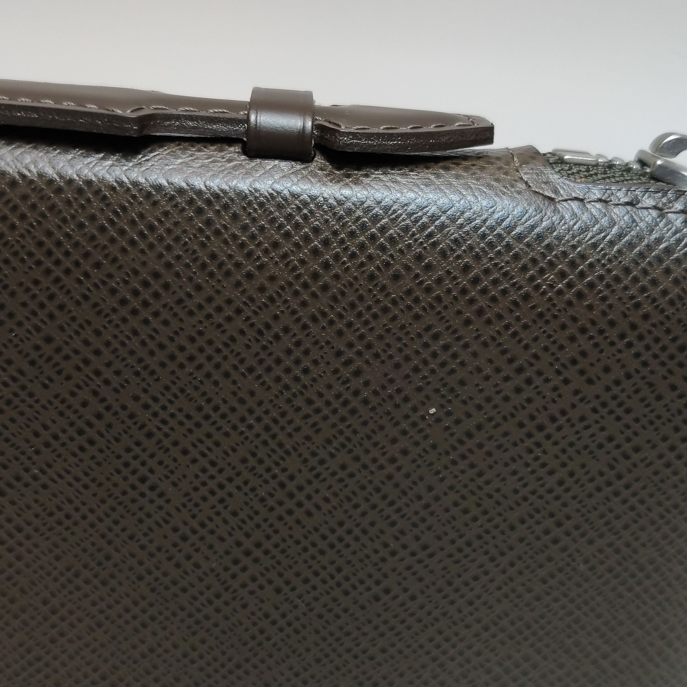Louis Vuitton Louis Vuitton (LV) Taiga Atoll leather solid color zipper c Size ONE SIZE - 9 Thumbnail
