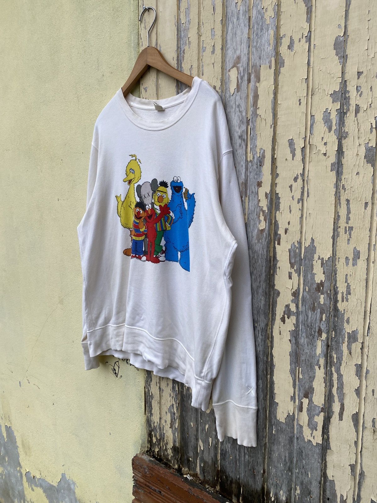 Kaws × Uniqlo Vintage uniqlo x kaw sesame street crewneck sweatshirt Size US XL / EU 56 / 4 - 3 Thumbnail