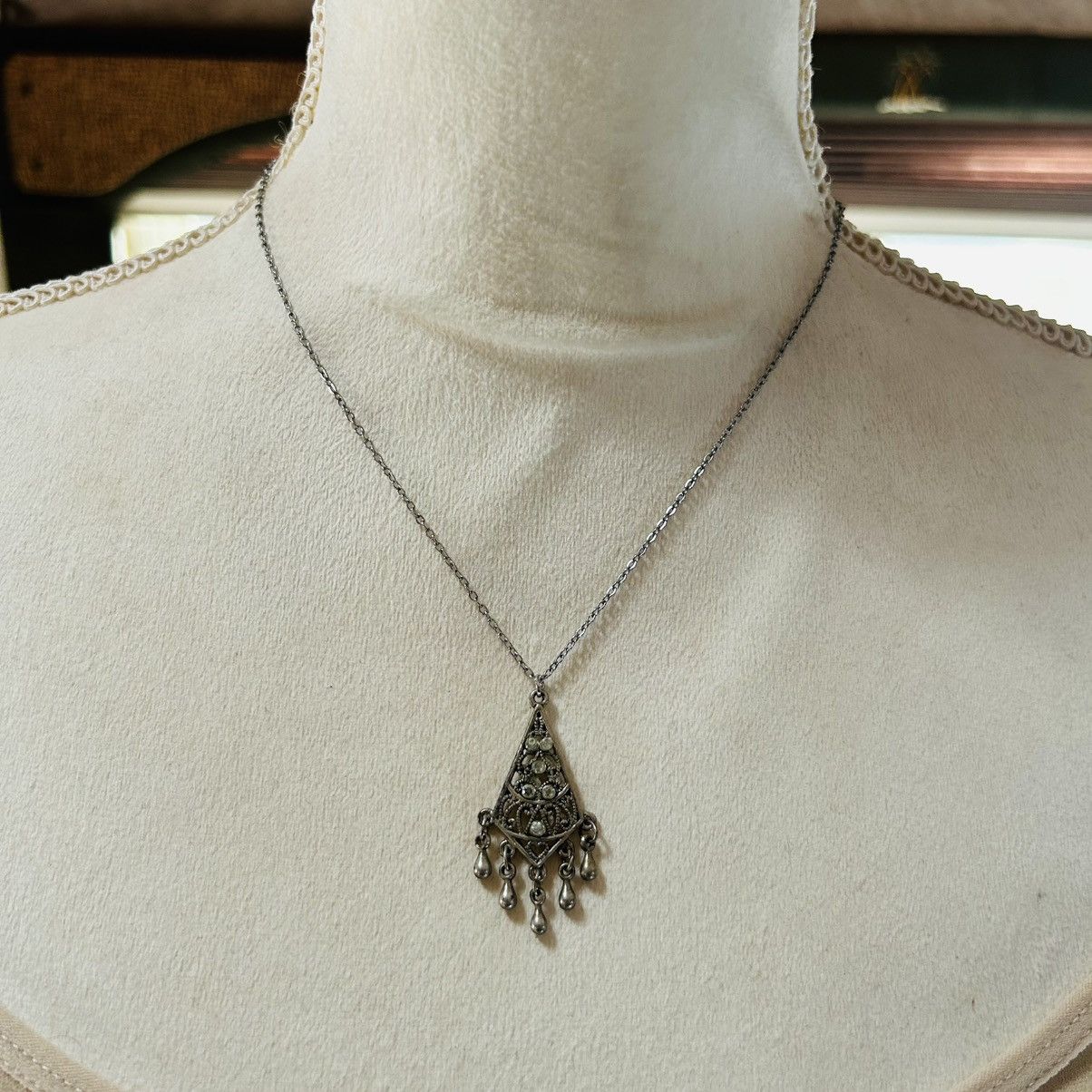 Vintage Vintage clear stone chandelier pendant on chain necklace Size ONE SIZE - 2 Thumbnail