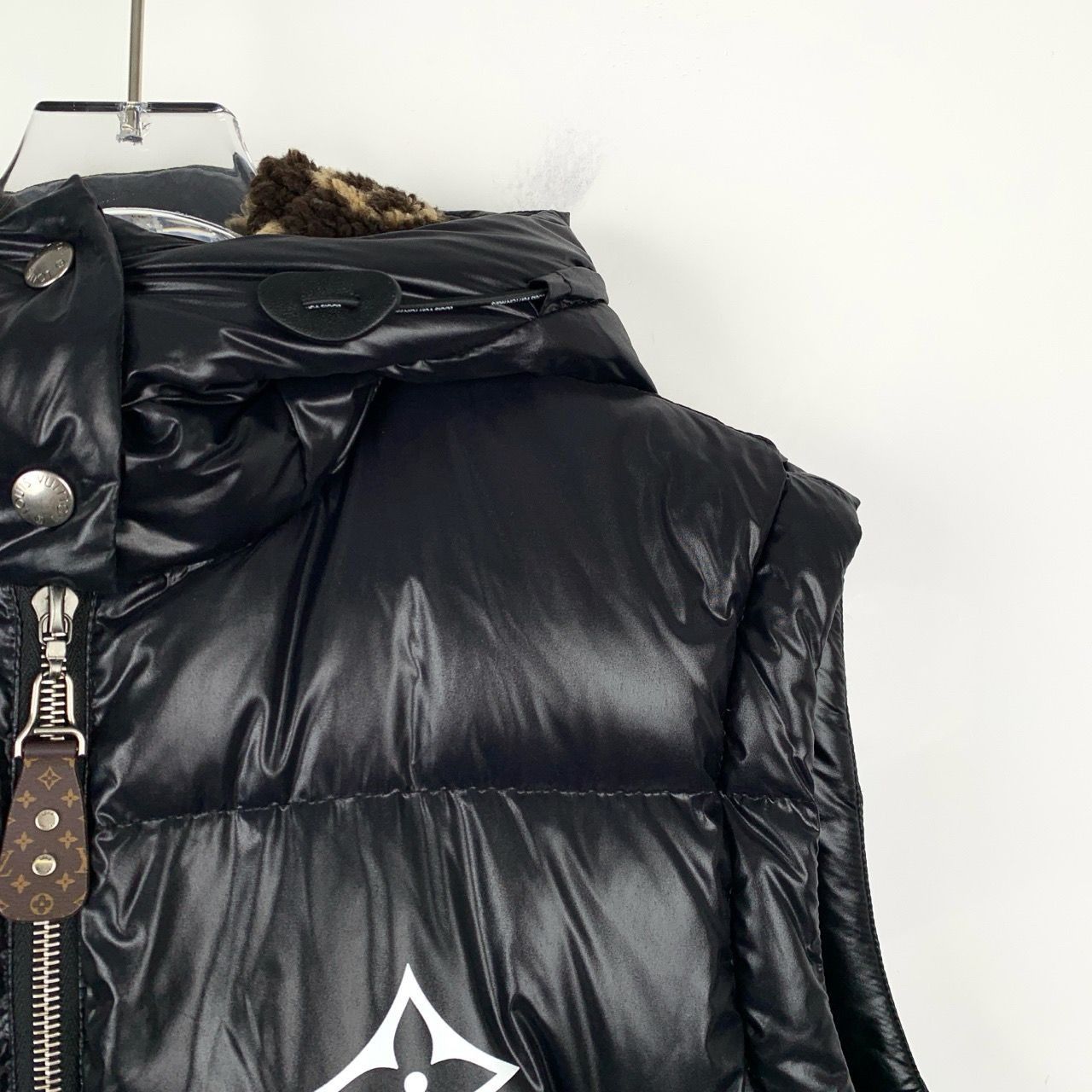 Louis Vuitton Louis Vuitton Logo Print Black Hooded Down Vest (Size 32) Size XXS / US 00 / IT 34 - 6 Thumbnail
