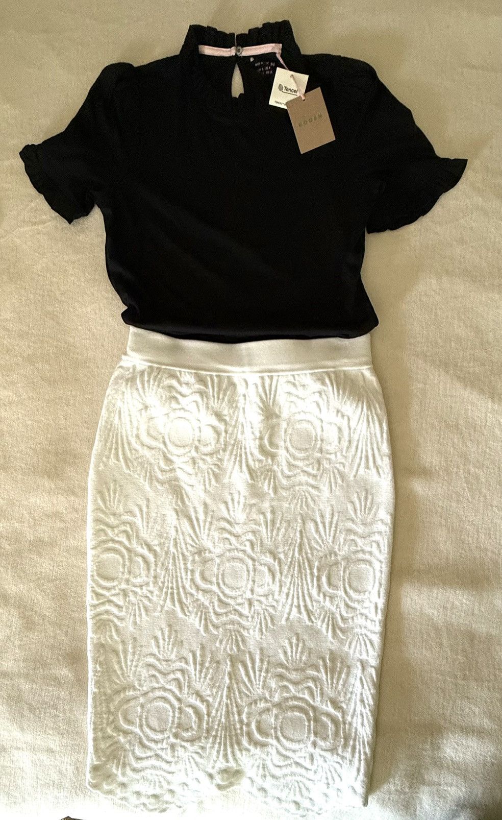 Ronny Kobo Ronny Kobo White Embossed Stretch Knit Fitted Skirt Size 28" / US 6 / IT 42 - 4 Thumbnail