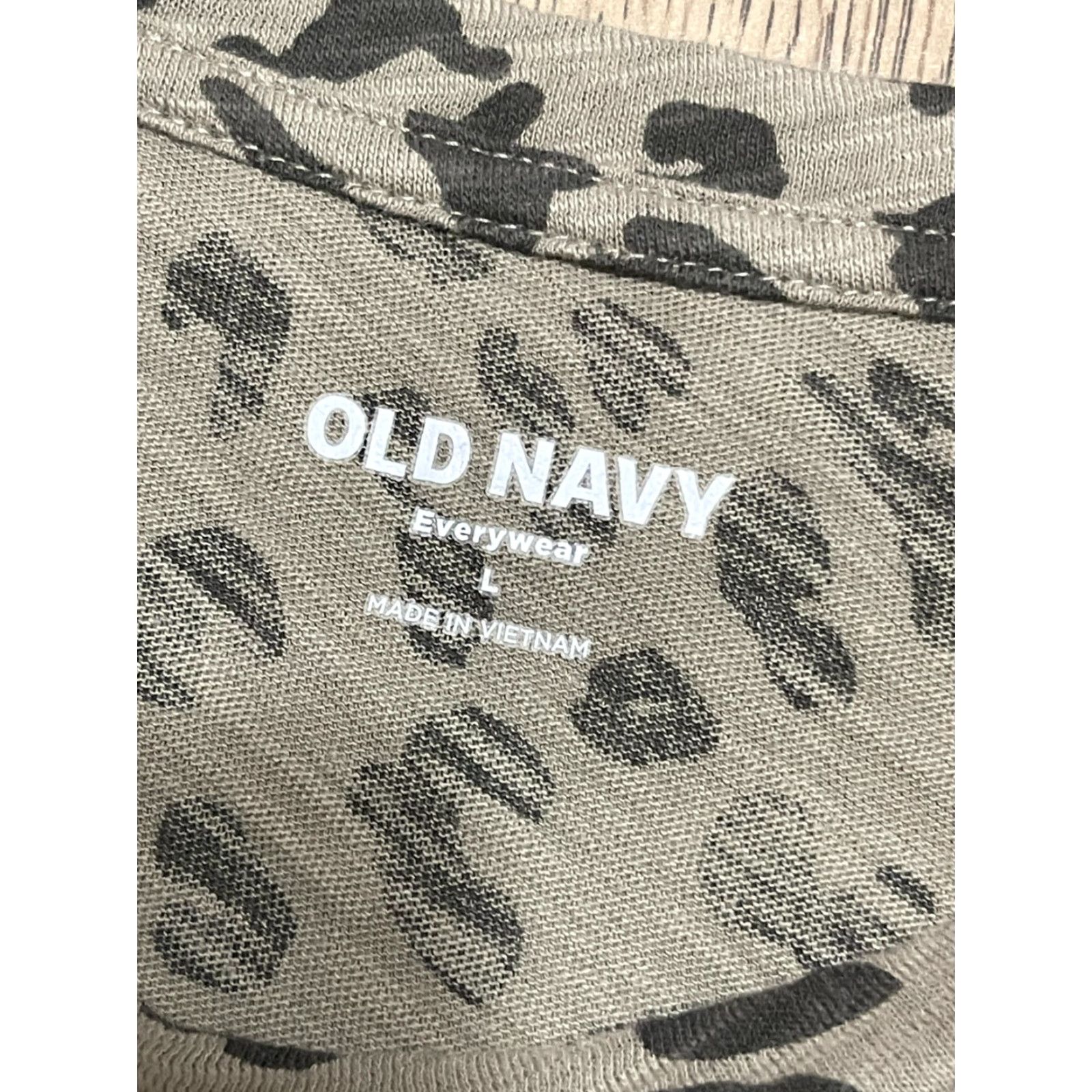 Old Navy Old Navy Shirt Women’s Size Large Green Cheetah print T-Shirt Short Sleeve Casual Modern Basic Regular Fit Size L / US 10 / IT 46 - 6 Thumbnail