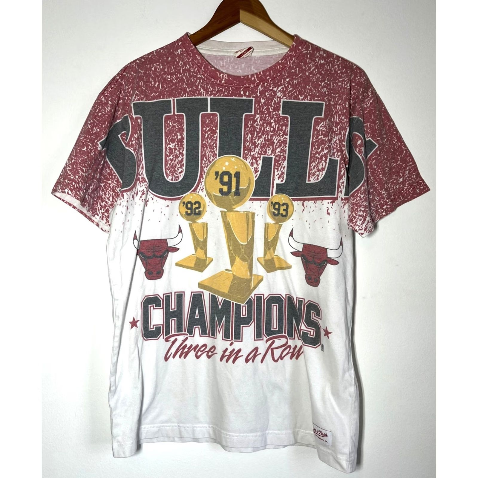 Mitchell & Ness VINTAGE Mitchell & Ness Chicago Bulls T-Shirt Sz L Three in a Row Champions 90s Basketball Mens Size US L / EU 52-54 / 3 - 2 Thumbnail