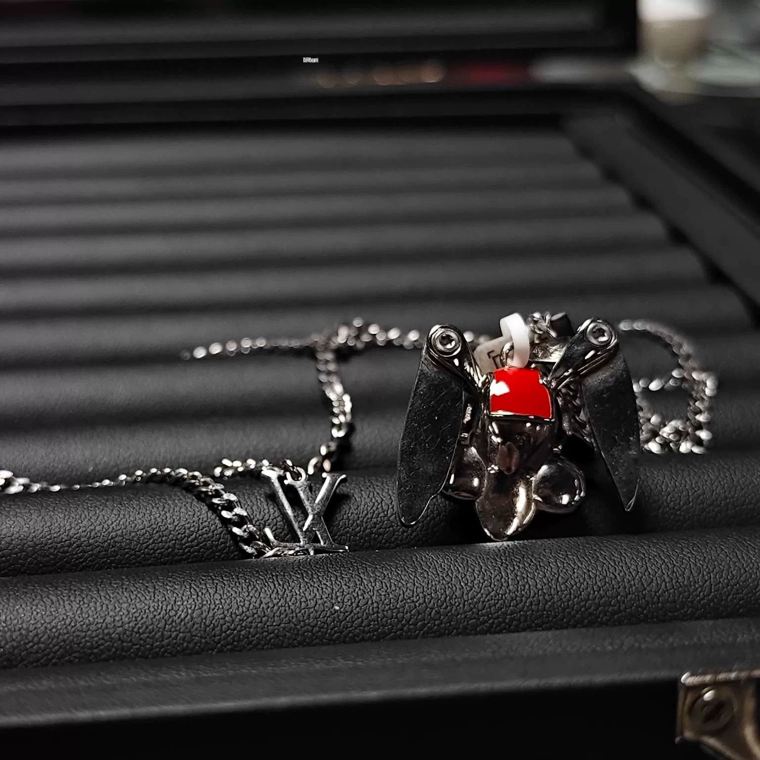 Louis Vuitton Louis Vuitton Rabbit Limited Bugs Bunny Pendant Size ONE SIZE - 3 Thumbnail