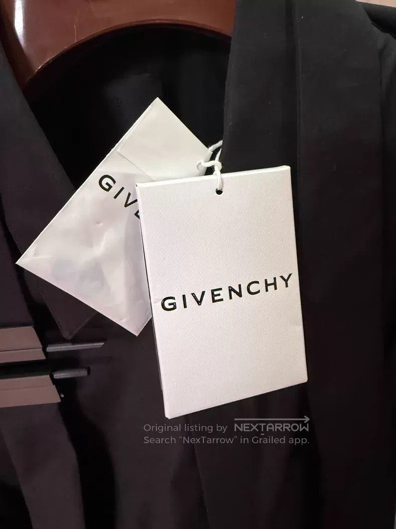 Givenchy Givenchy size 39 Men's classic lock button shirt Size US M / EU 48-50 / 2 - 8 Thumbnail