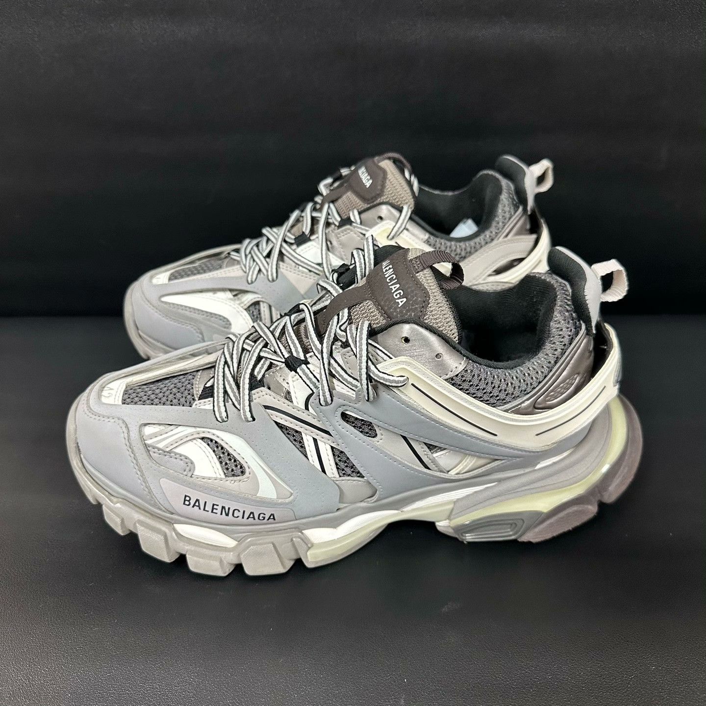 Balenciaga Balenciaga White Lowtop Sneakers 42 Men Size US 9 / EU 42 - 1 Thumbnail