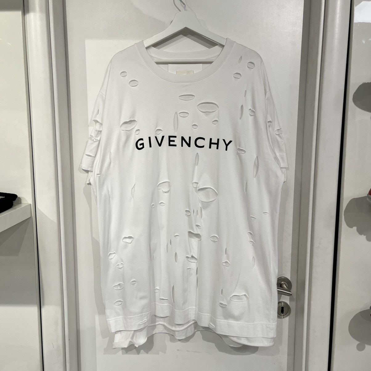 Givenchy Givenchy Logo Distressed Tee White Size US XL / EU 56 / 4 - 1 Thumbnail