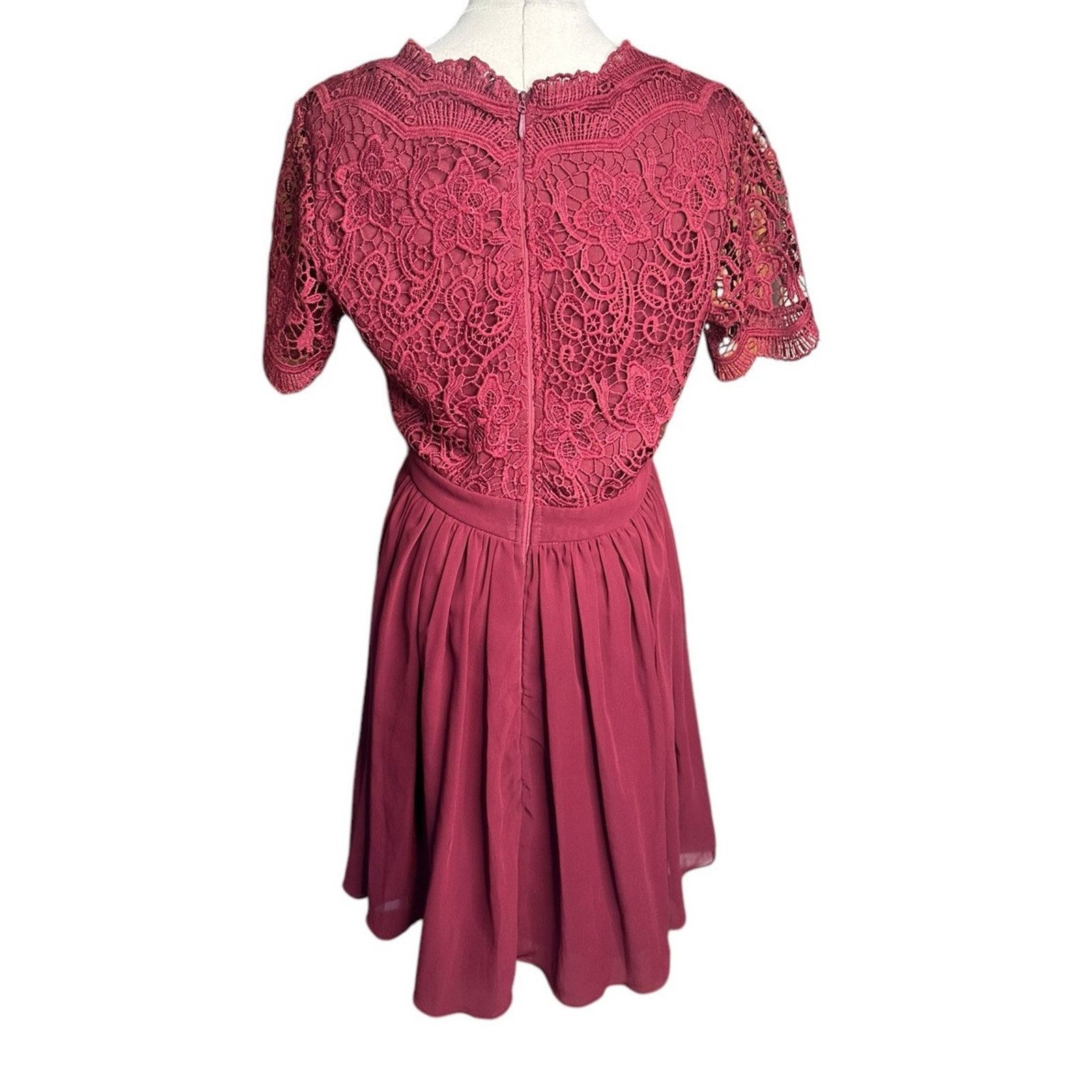 Other Lulus Angel in Disguise Burgundy Lace Dress Deep V Cocktail Size M / US 6-8 / IT 42-44 - 8 Thumbnail