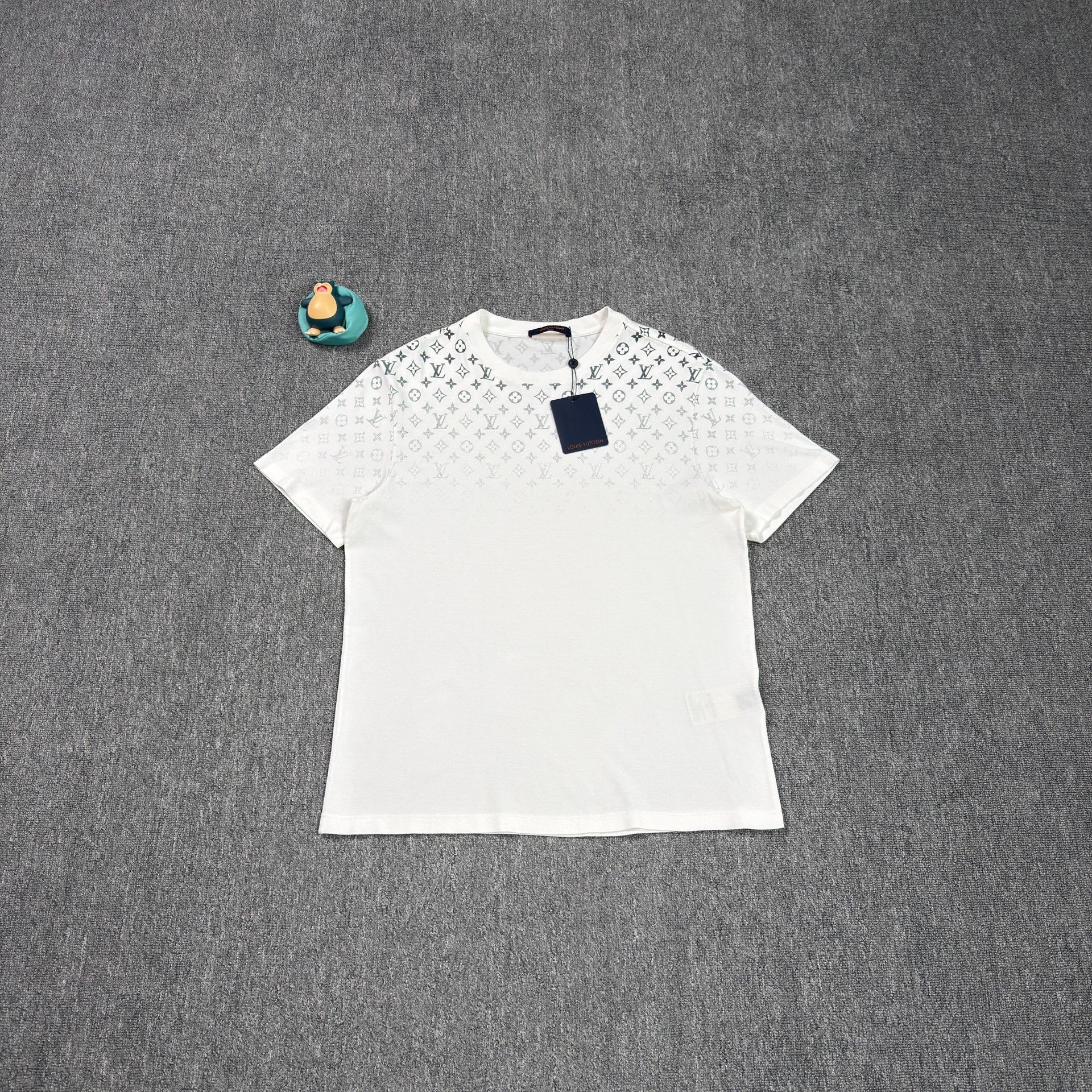 Louis Vuitton Louis Vuitton Gradient Monogram T-Shirt XL Size US XL / EU 56 / 4 - 1 Thumbnail