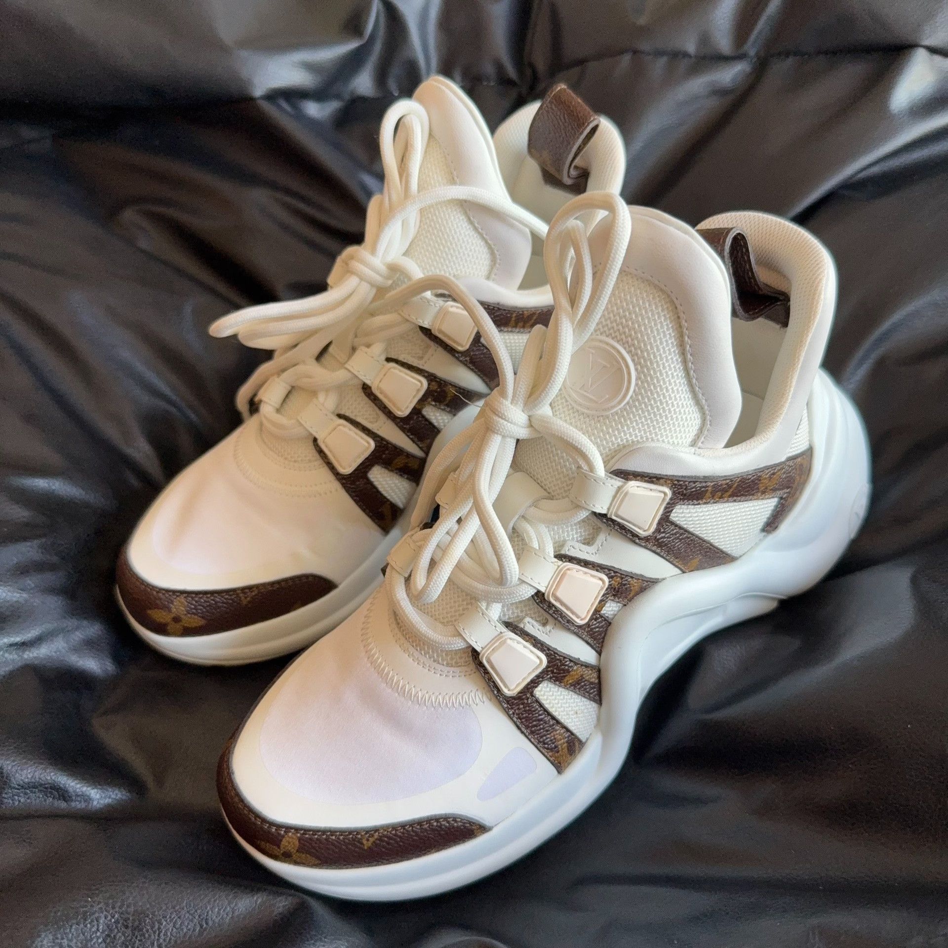 Louis Vuitton Louis Vuitton Lowtop Sneakers 36 Women Size US 6 / IT 36 - 1 Thumbnail