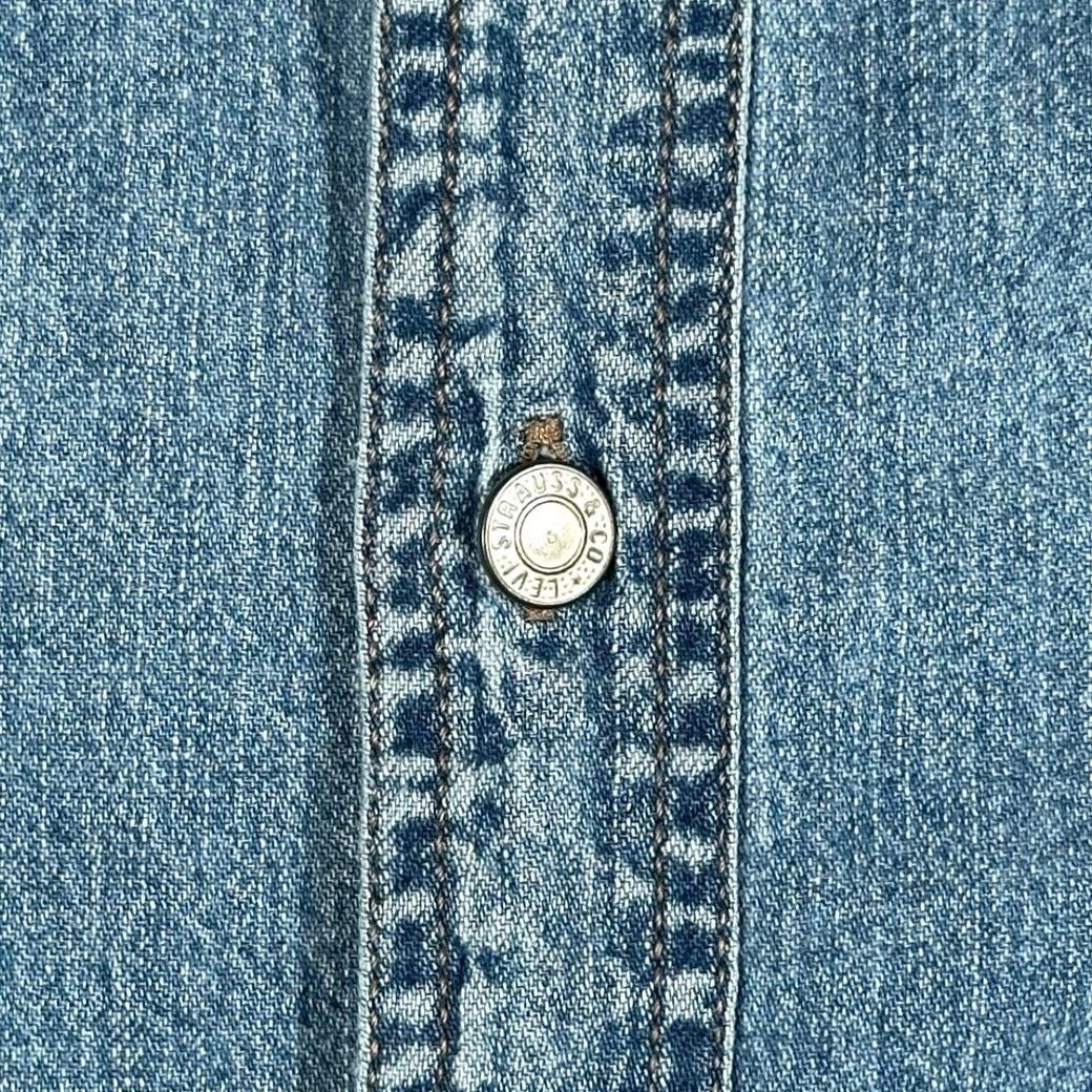 Levi's VINTAGE Levi's Shirt Levi's 90s Light Wash Denim Button-Up Long Sleeve Collared Chest Pocket Mens Large Blue 90s Retro Western Modern Size US L / EU 52-54 / 3 - 4 Thumbnail
