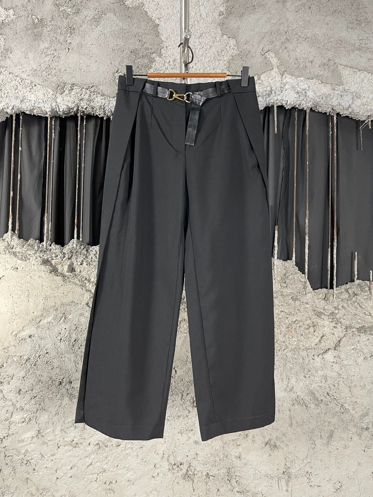 Louis Vuitton LV belted wide leg pants 34 new Size 25" / US 0 / IT 36 - 1 Thumbnail
