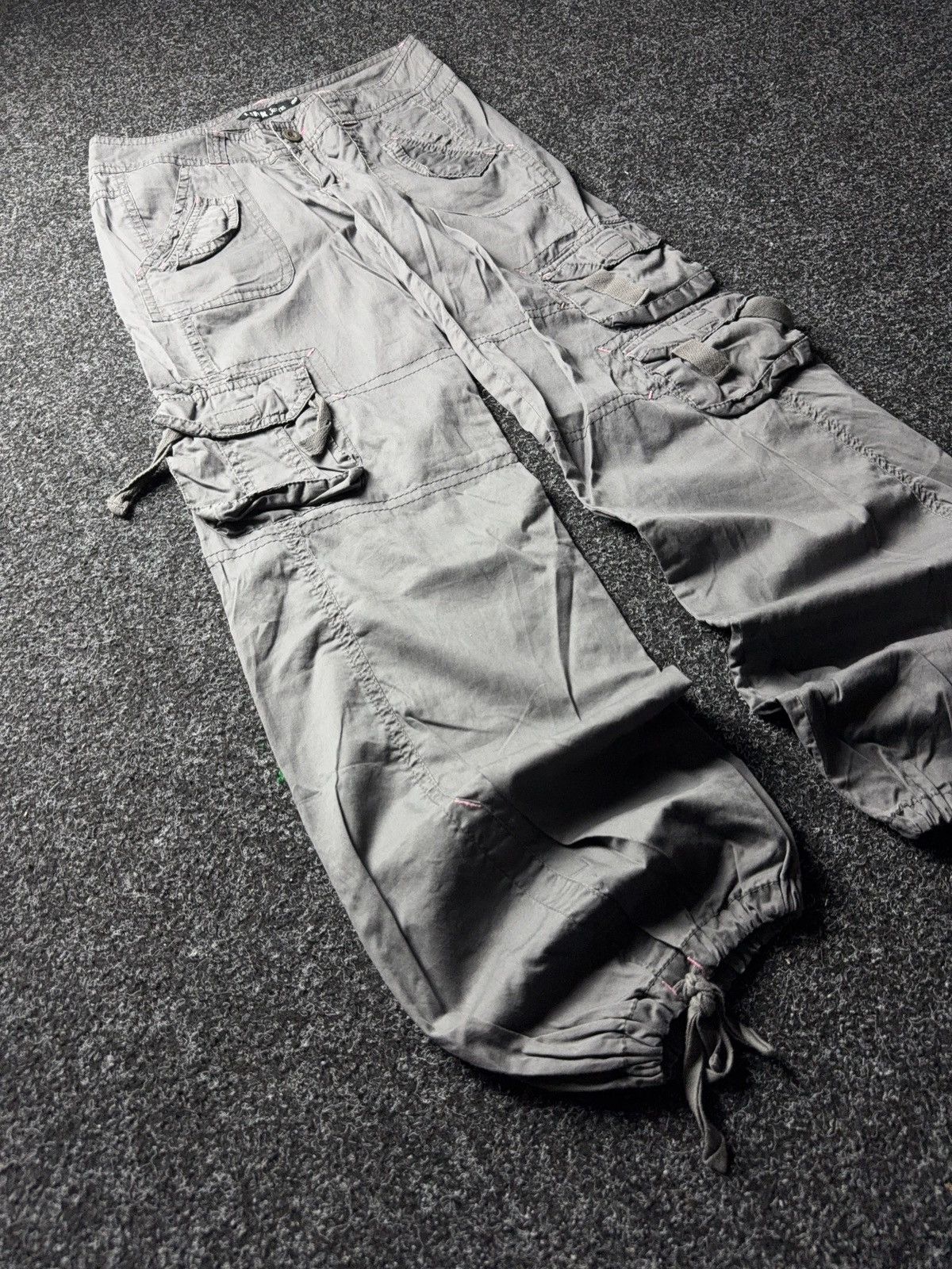 Japanese Brand Y2K 00s Avant Garde Multi-Pocket Parachute Cargo Pants Grey Size 30" / US 8 / IT 44 - 2 Thumbnail