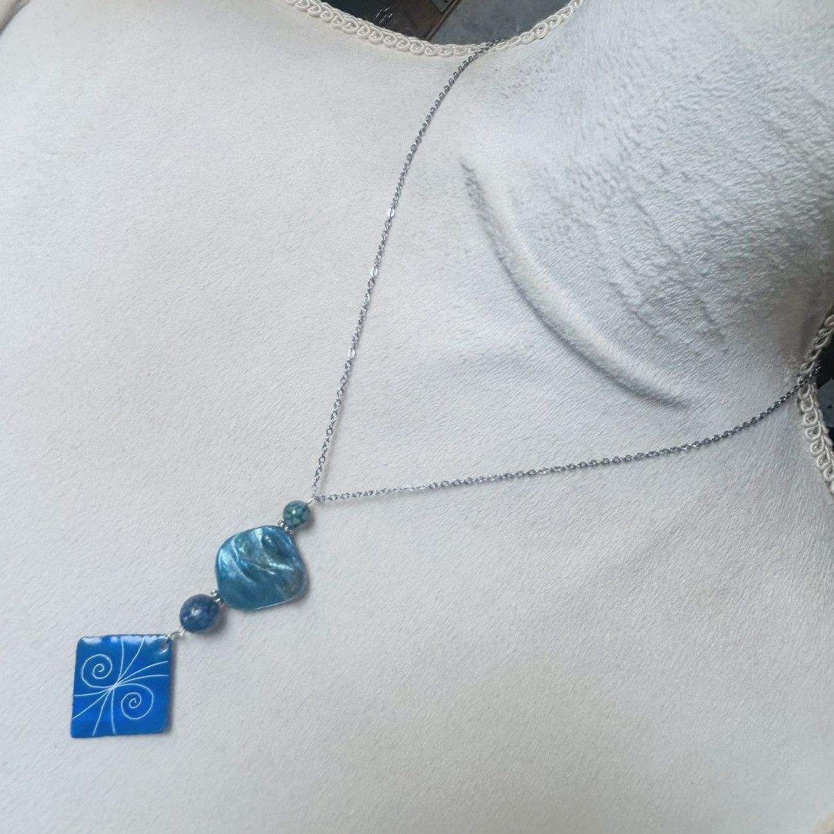 Handmade Handcrafted sodalite dyed shell dragon vein agate necklace Size ONE SIZE - 2 Thumbnail