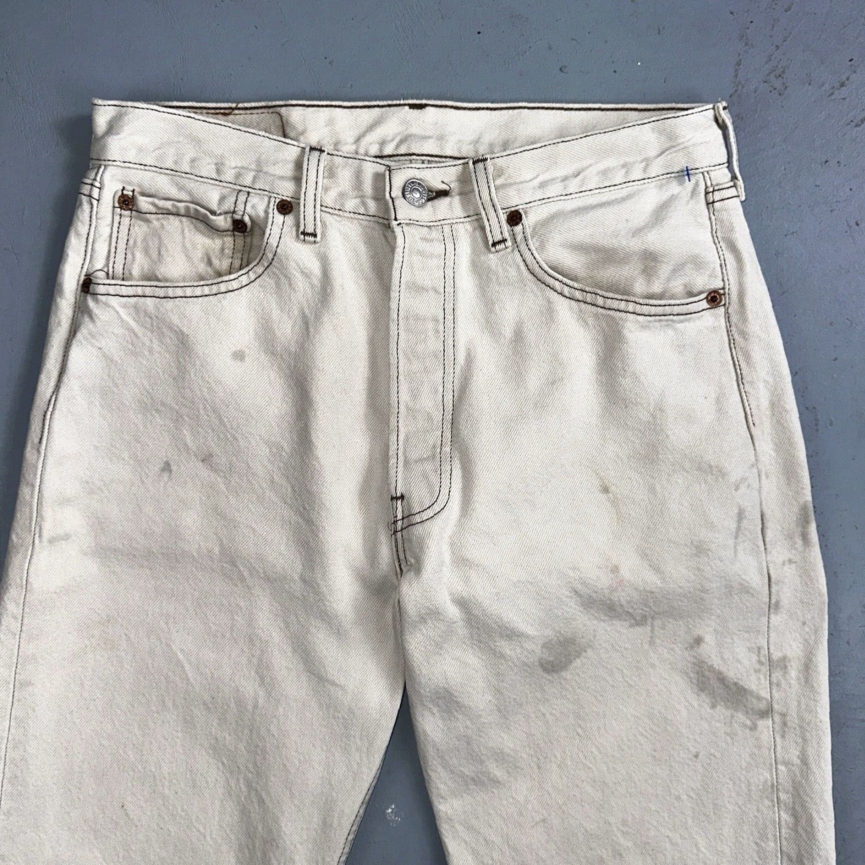 Levi's VINTAGE Levi's 501 Jeans 90s USA Straight Men 32x34 Ivory Cotton Denim Stained Size US 32 / EU 48 - 2 Thumbnail