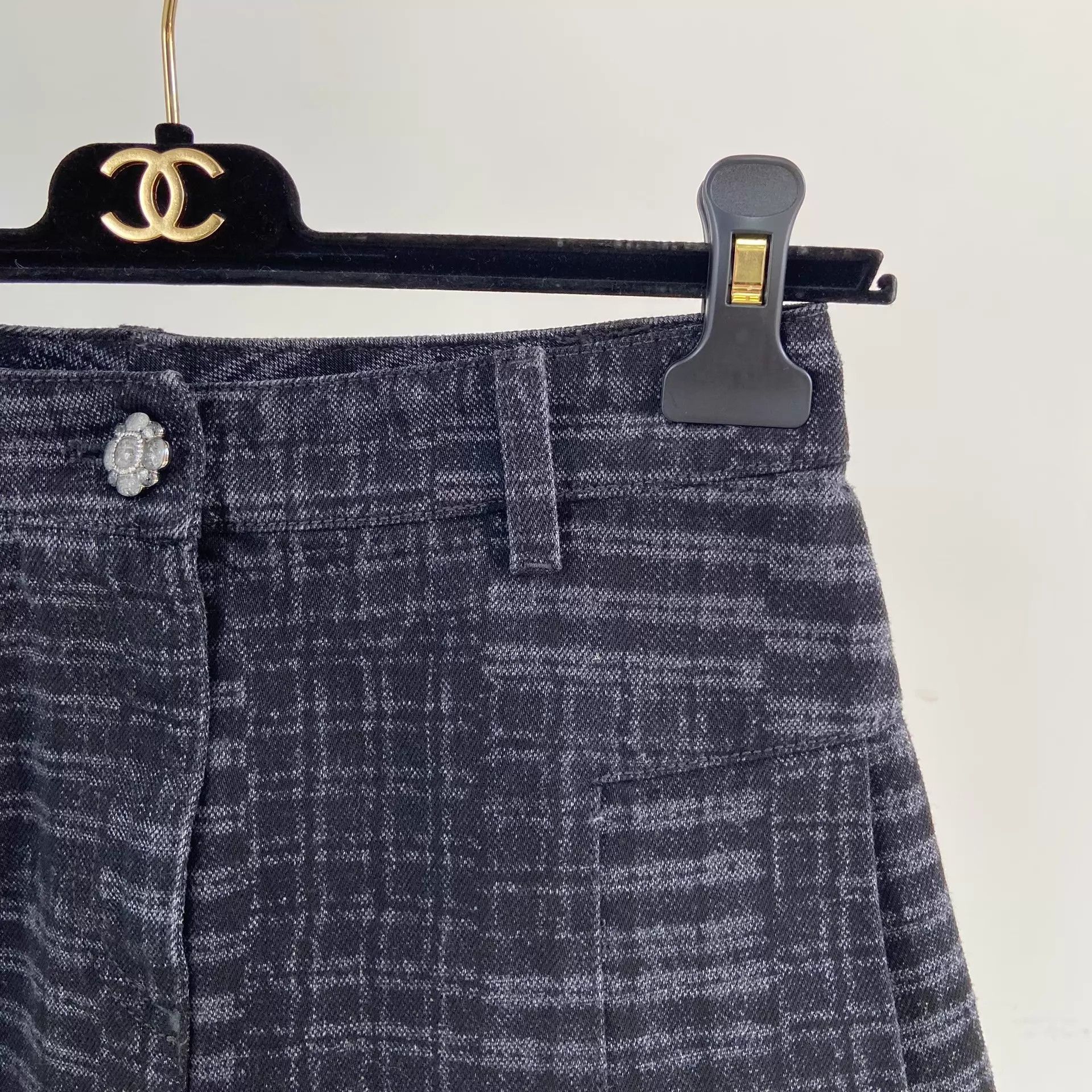 Chanel Chanel Dark Gray Glass Button Denim Shorts 34 Size 25" / US 0 / IT 36 - 4 Thumbnail